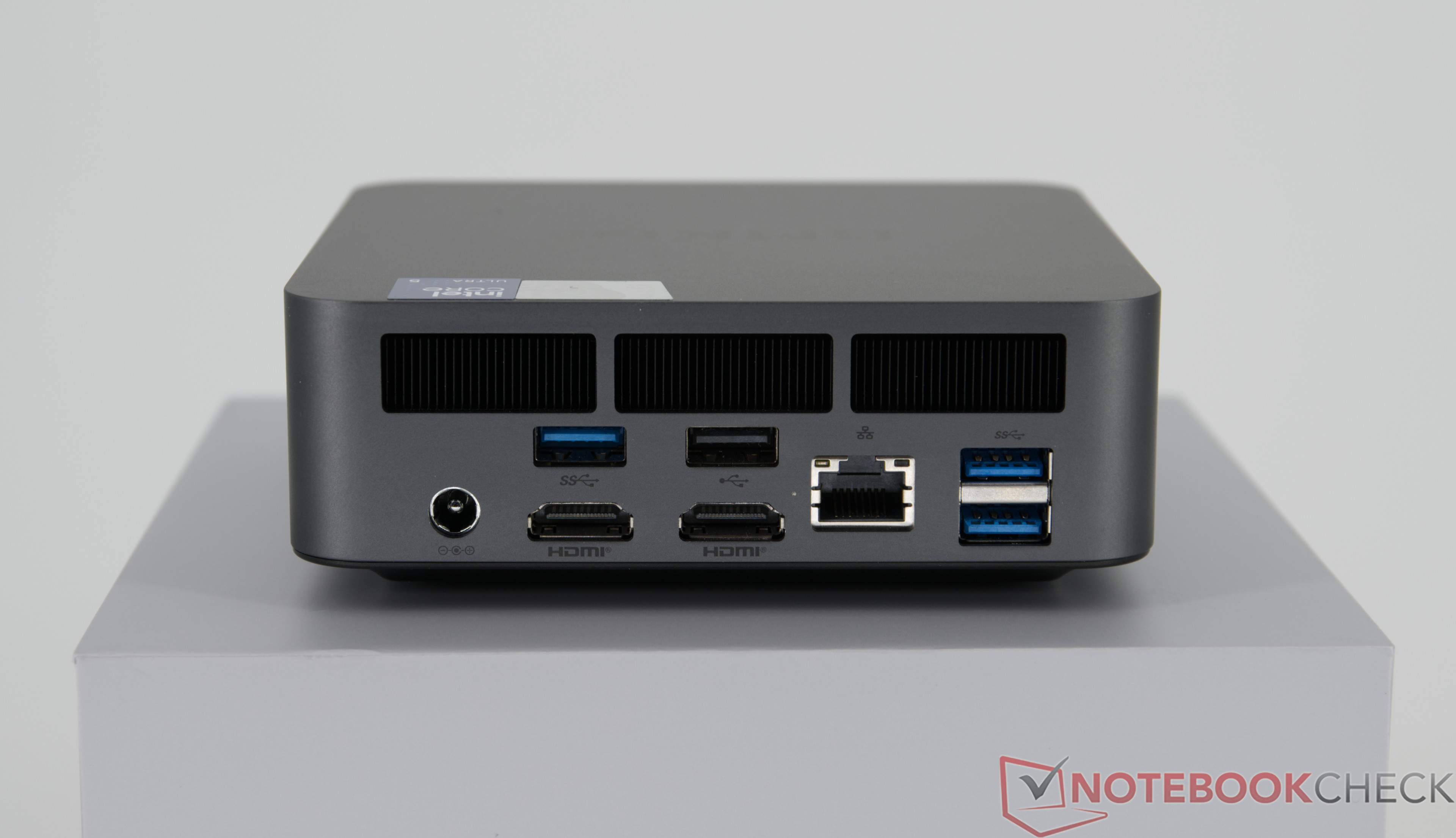 Các cổng kết nối mặt sau của GMKtec NucBox K17