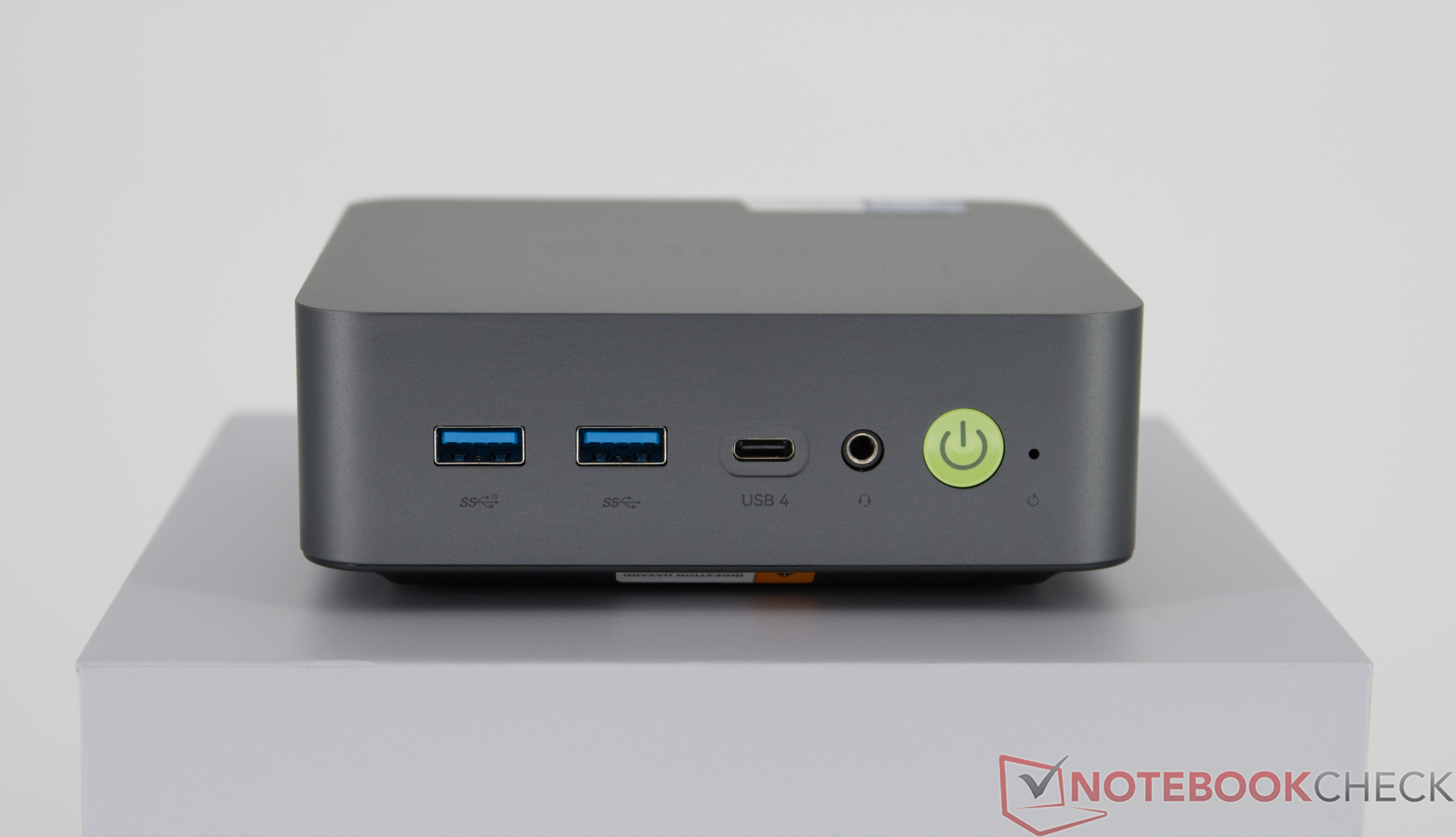 Các cổng kết nối mặt trước của GMKtec NucBox K17