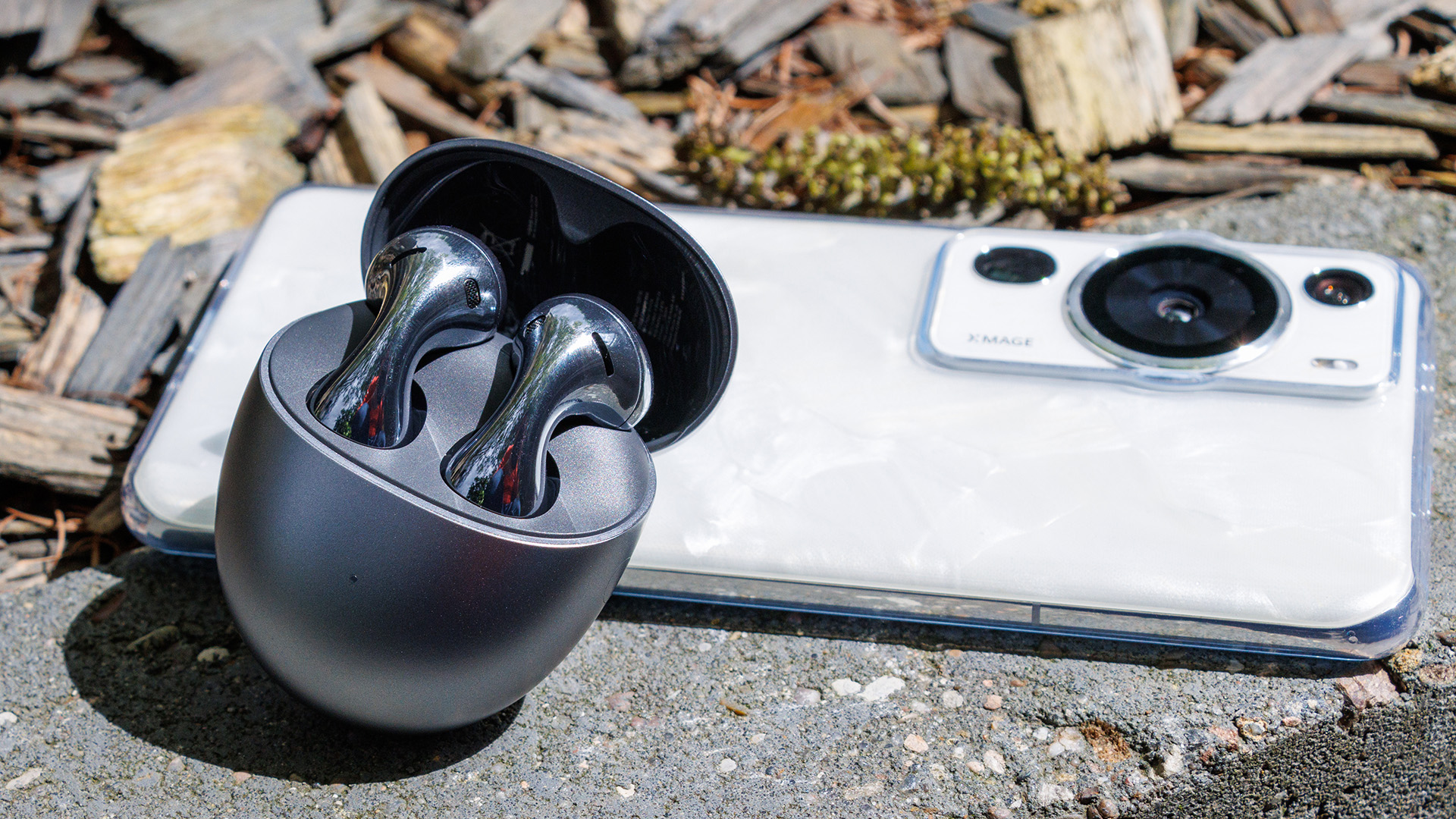 Huawei FreeBuds 5 review: headphones with a strange design