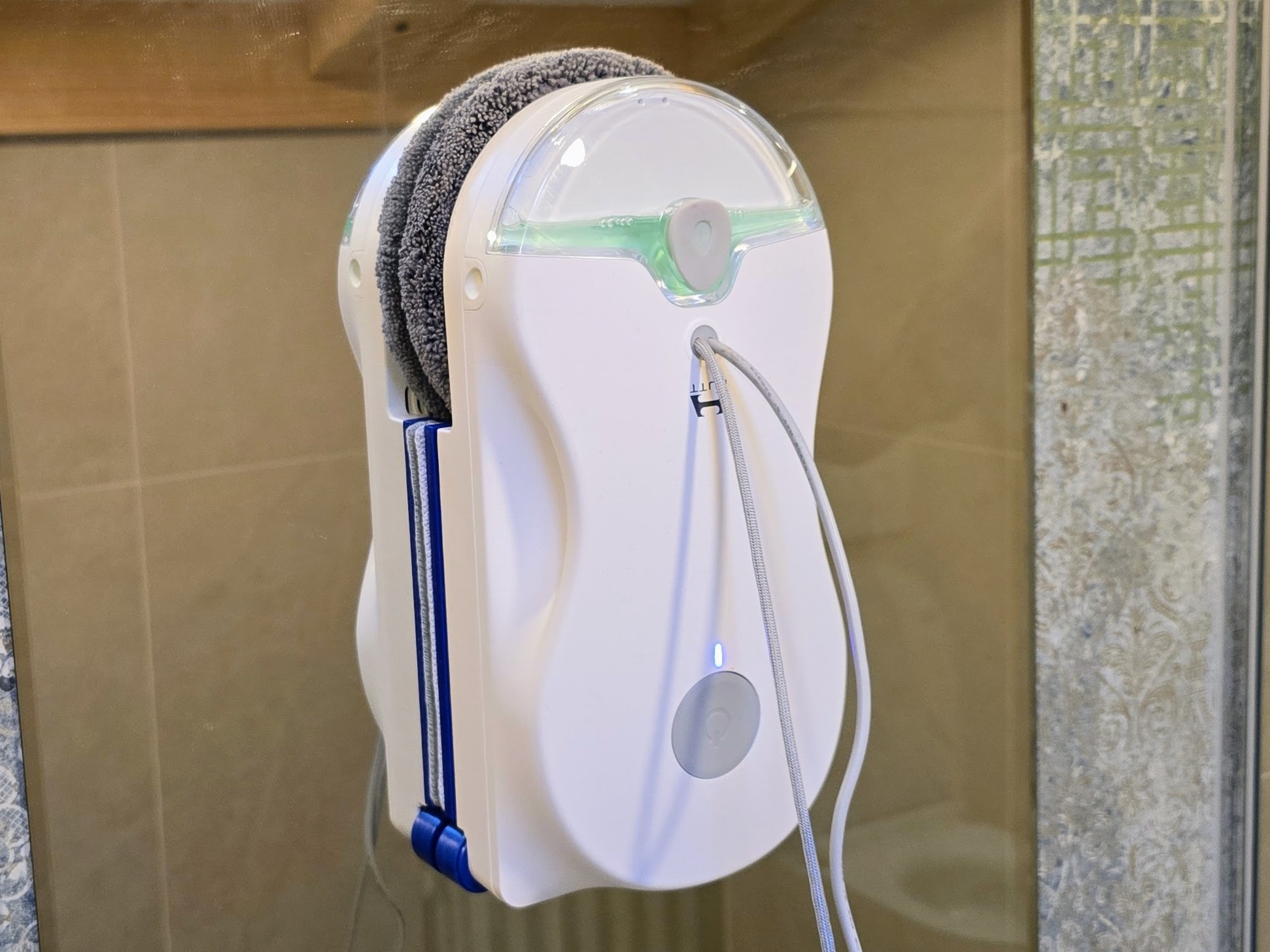 Wipes and Polishes Windows and Mirrors - We tested the Hutt 10