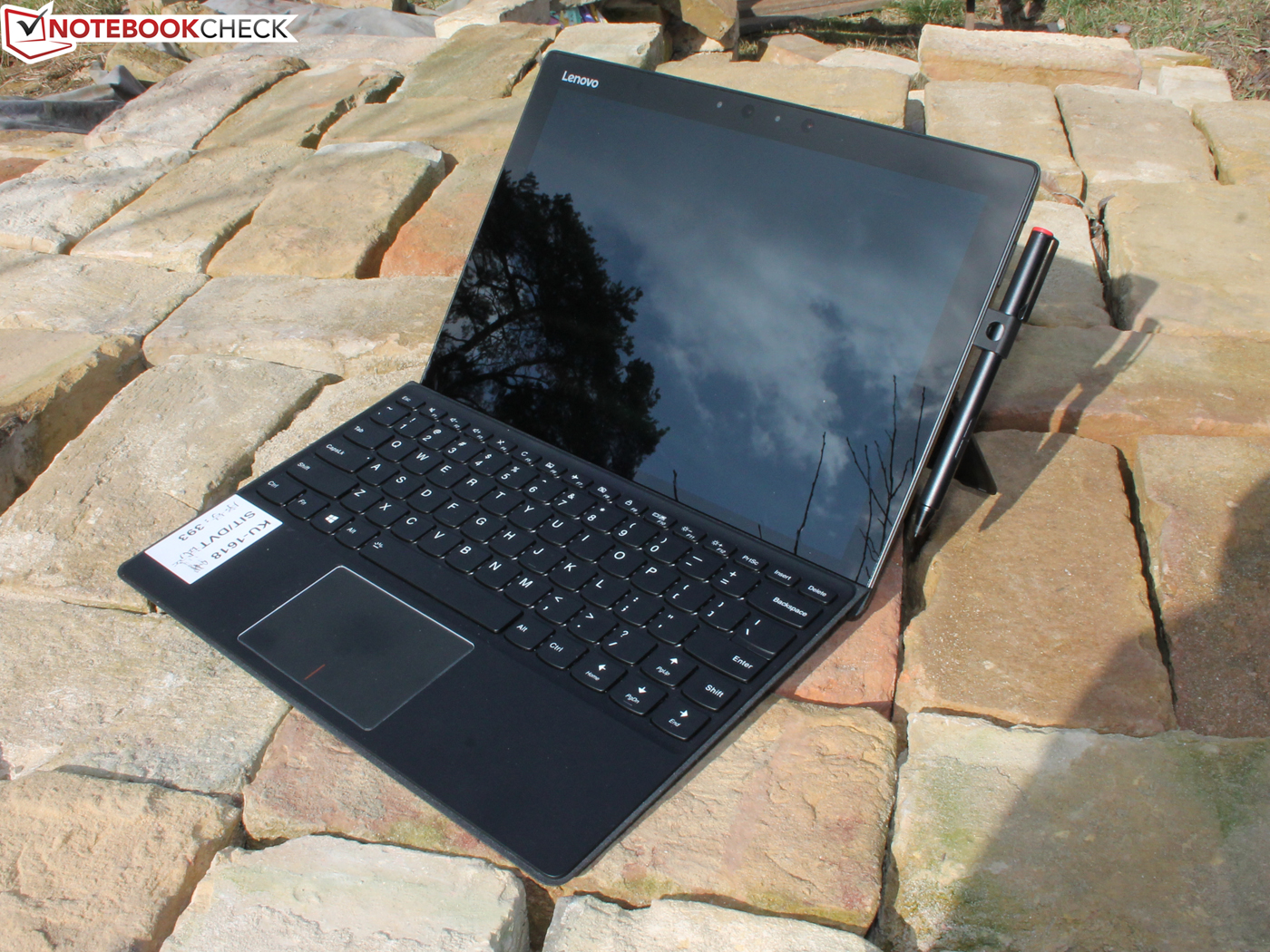 Lenovo IdeaPad Miix 720 (7500U, QHD) Convertible Laptop Review 