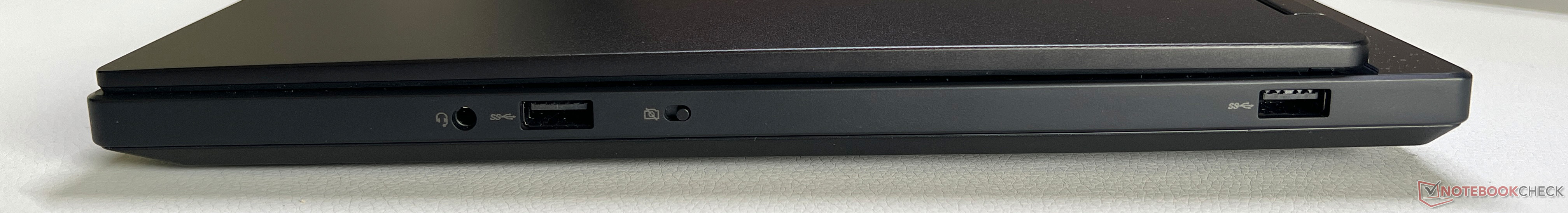 Cổng kết nối bên cạnh phải của Lenovo Legion 5 Gen 10.