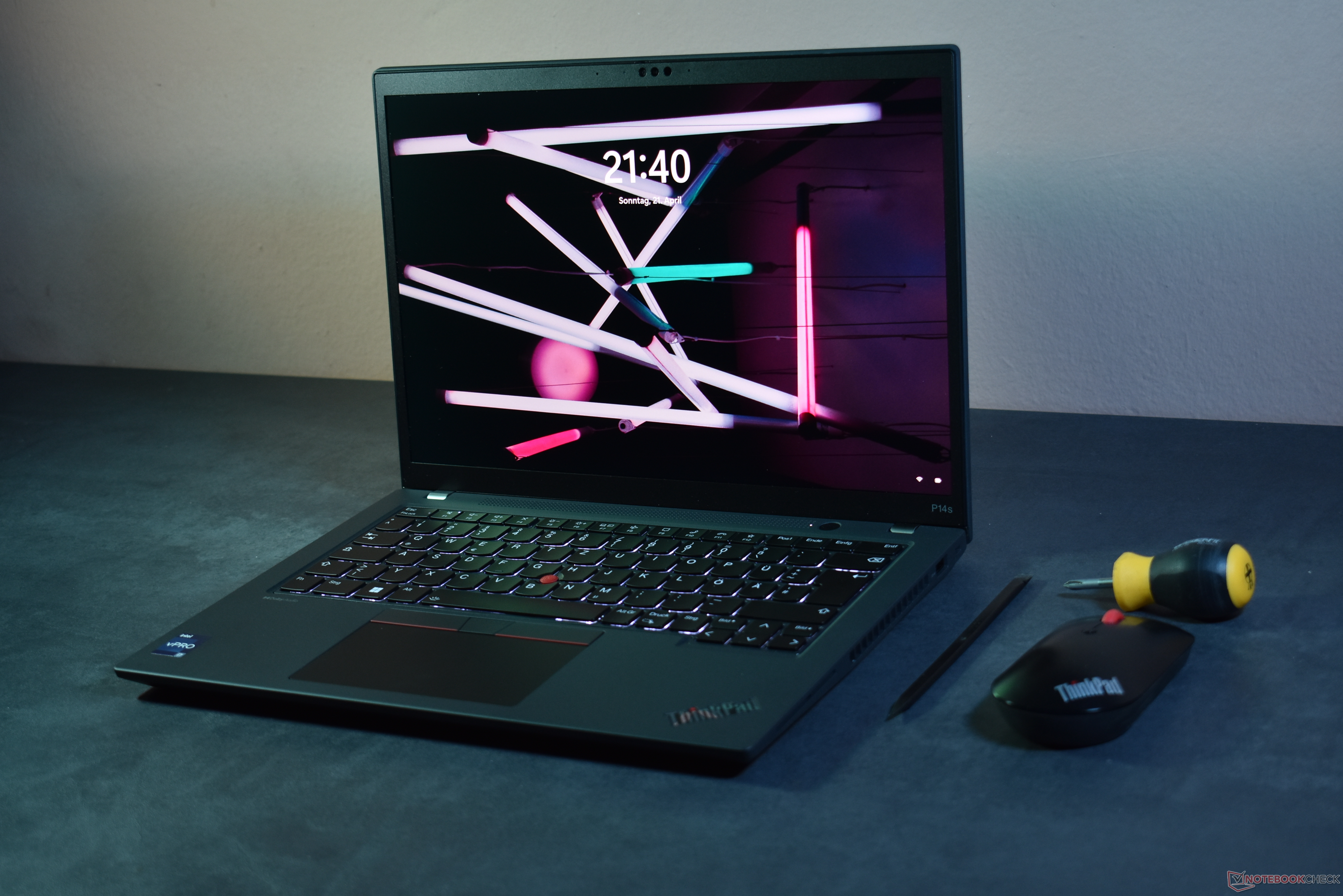 ThinkPad P14s Gen4 OLED 有機EL Lenovo ThinkPad P14s G4 Intel Laptop Review: Small OLED