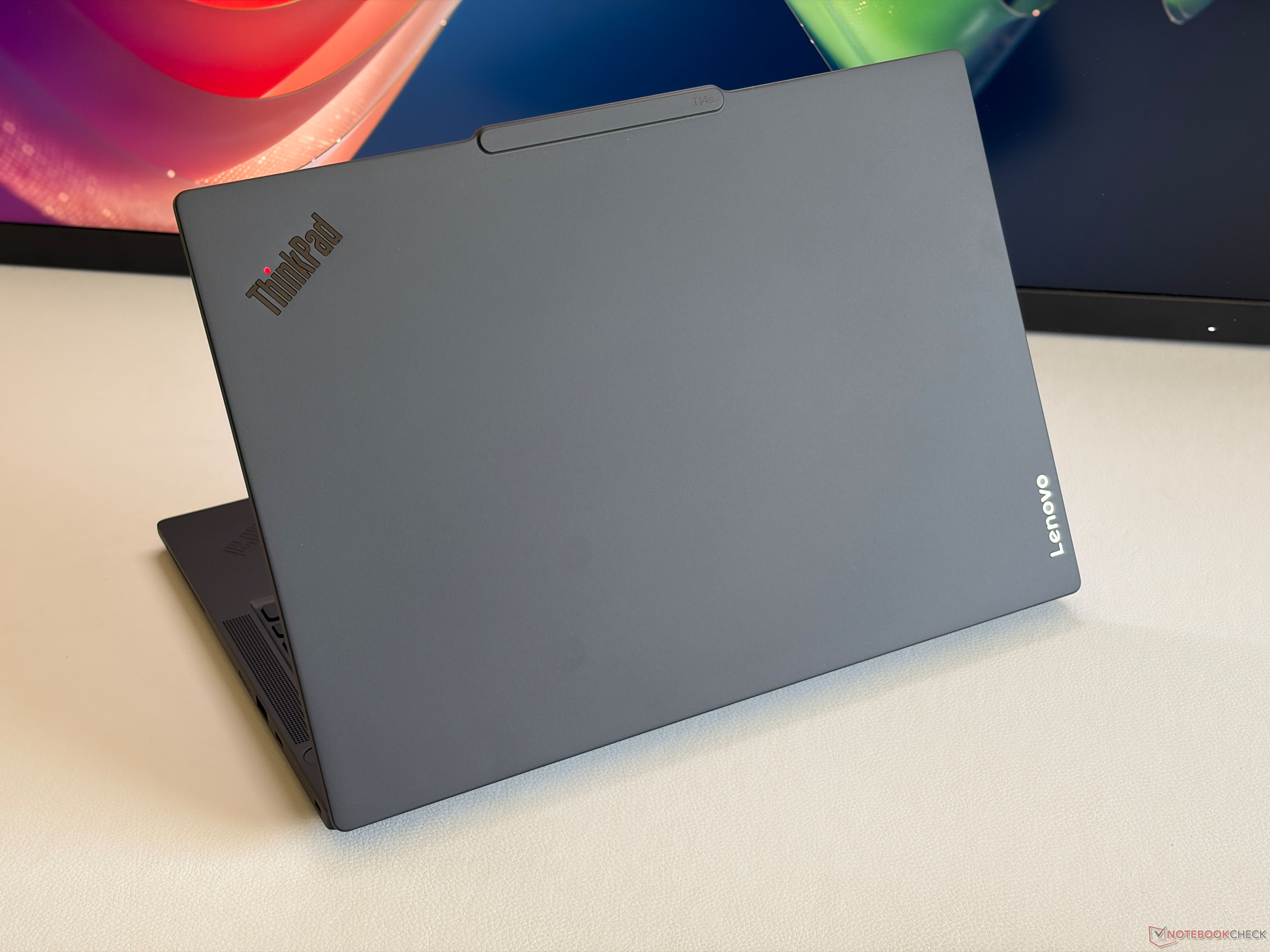 Mặt dưới và các cổng kết nối của ThinkPad T14s Gen 7