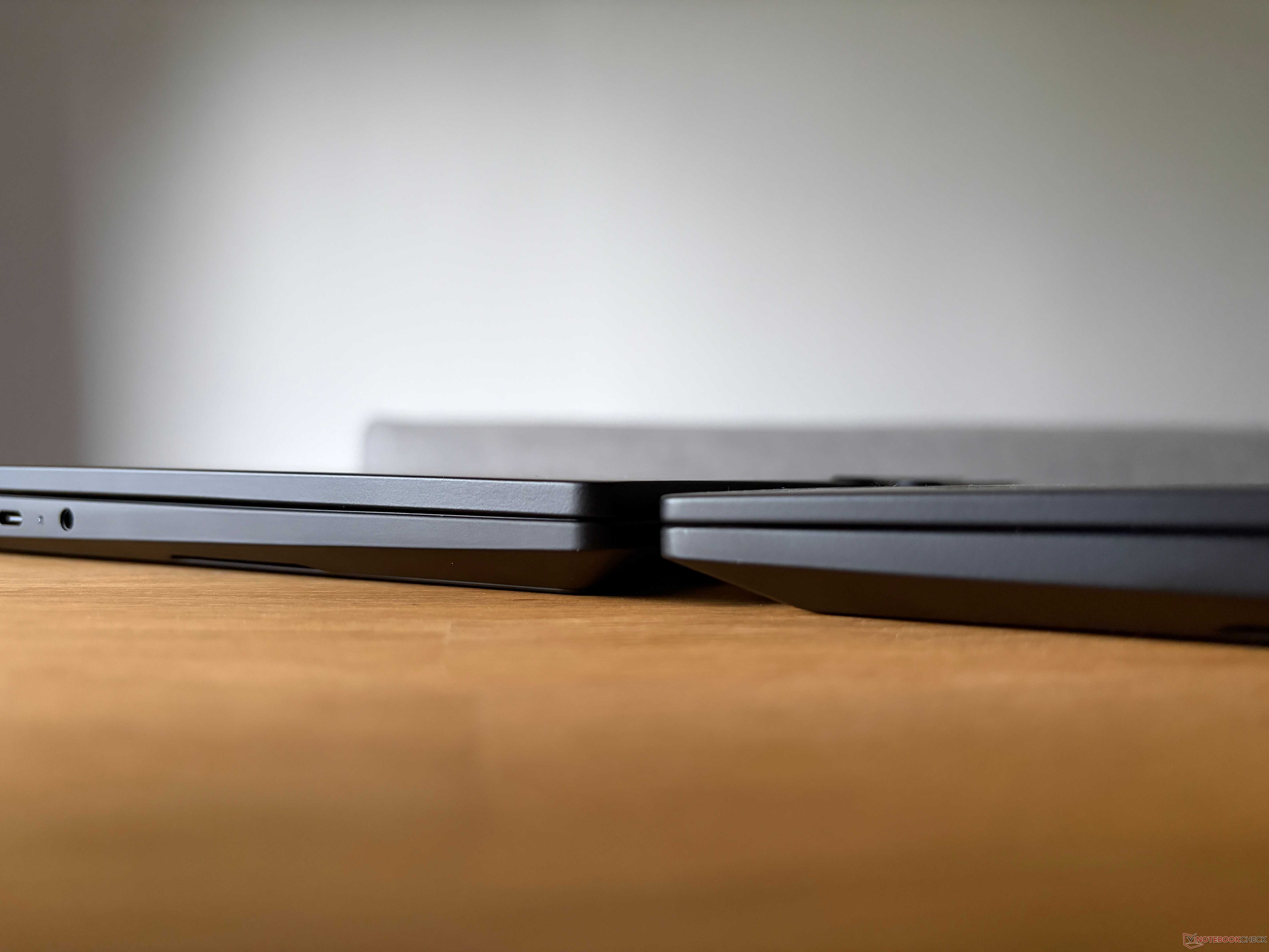 ThinkPad X1 Carbon Gen 14 IPS touch (left) vs. OLED non-touch (right)