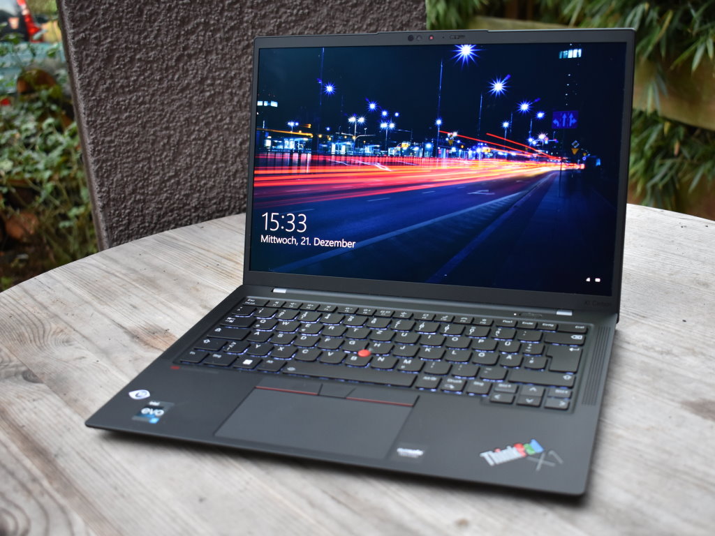 Lenovo ThinkPad X1 Carbon G10 30th Anniversary Laptop review: OLED 