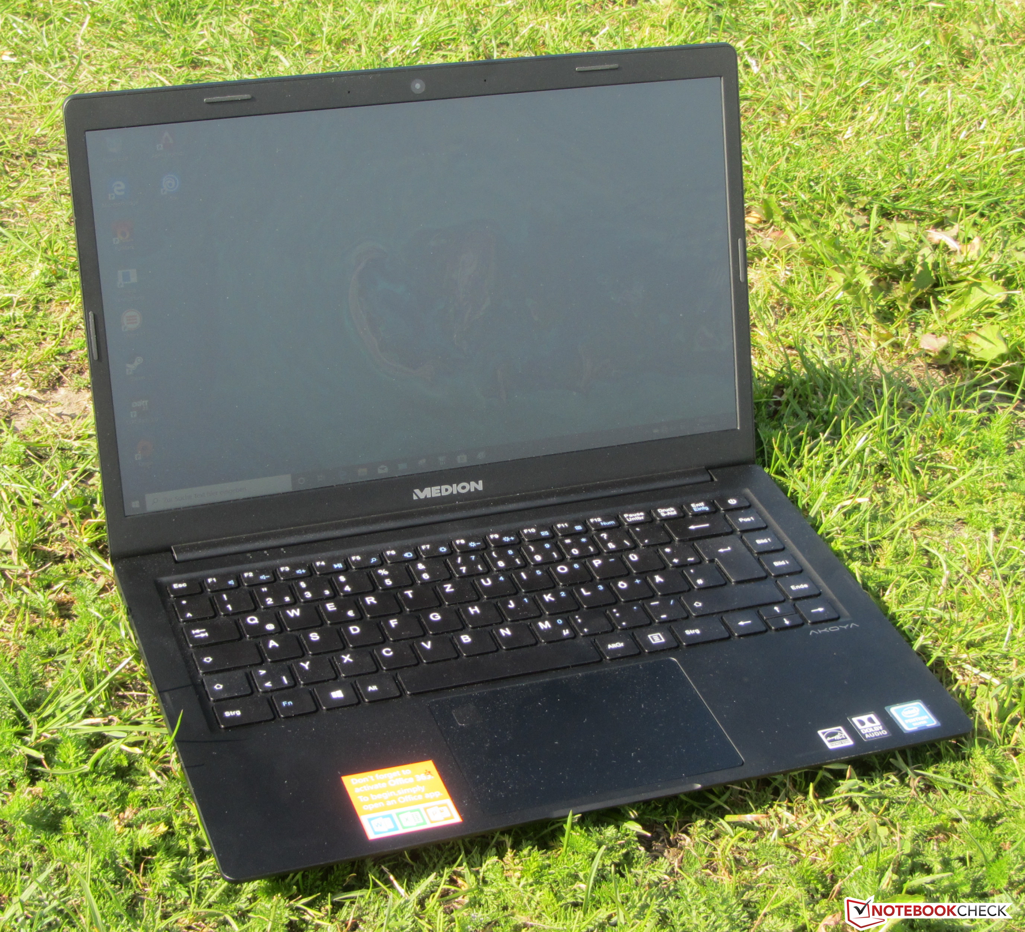 Medion Akoya E4253 Laptop Review: Long Runtime for a Small Amount Money - NotebookCheck.net Reviews