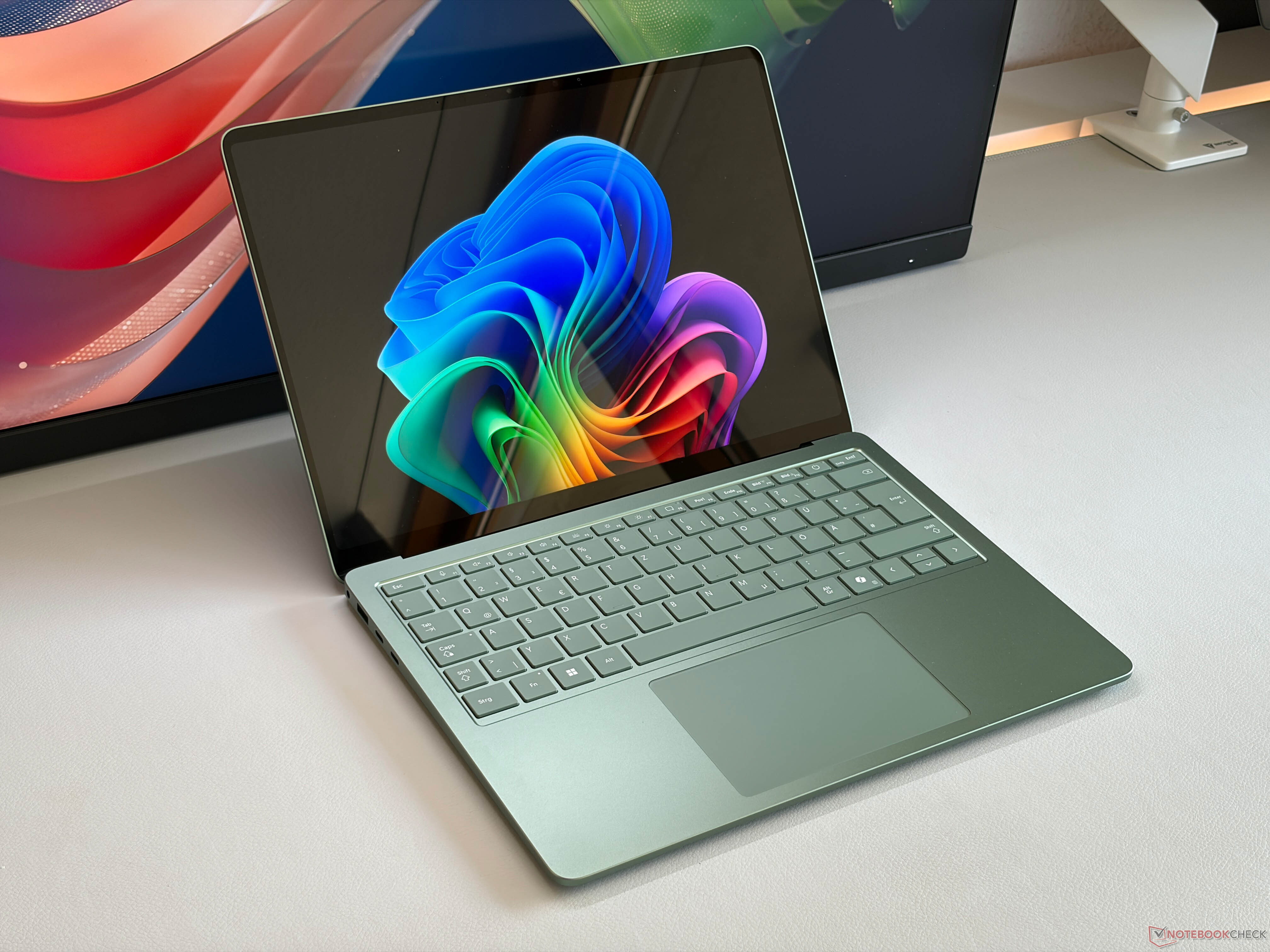 Thiết kế mỏng nhẹ của Surface Laptop 8
