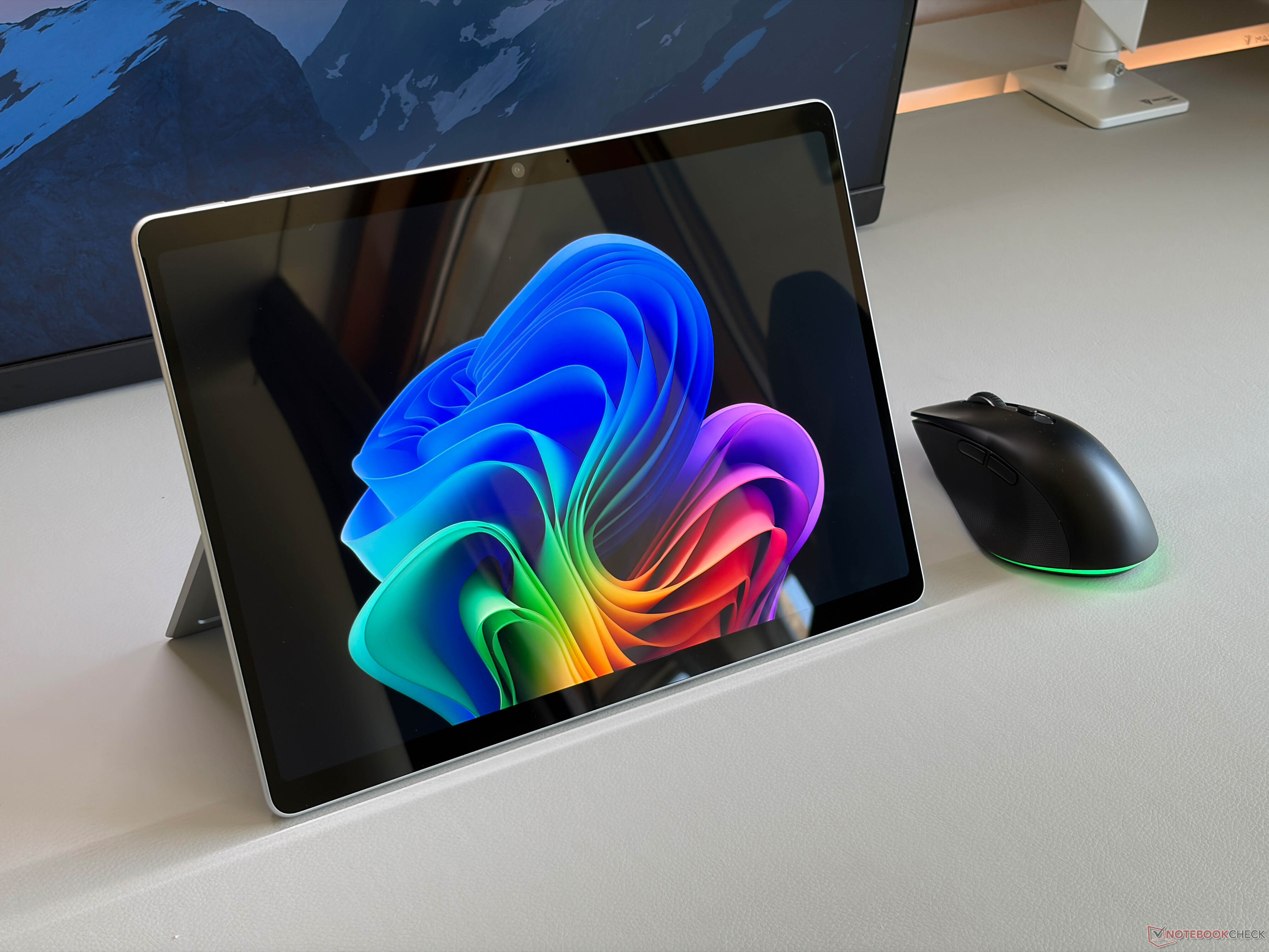 The Surface Pro 2026 ist still a good convertible, but Microsoft only uses the slowest Snapdragon X2 Elite