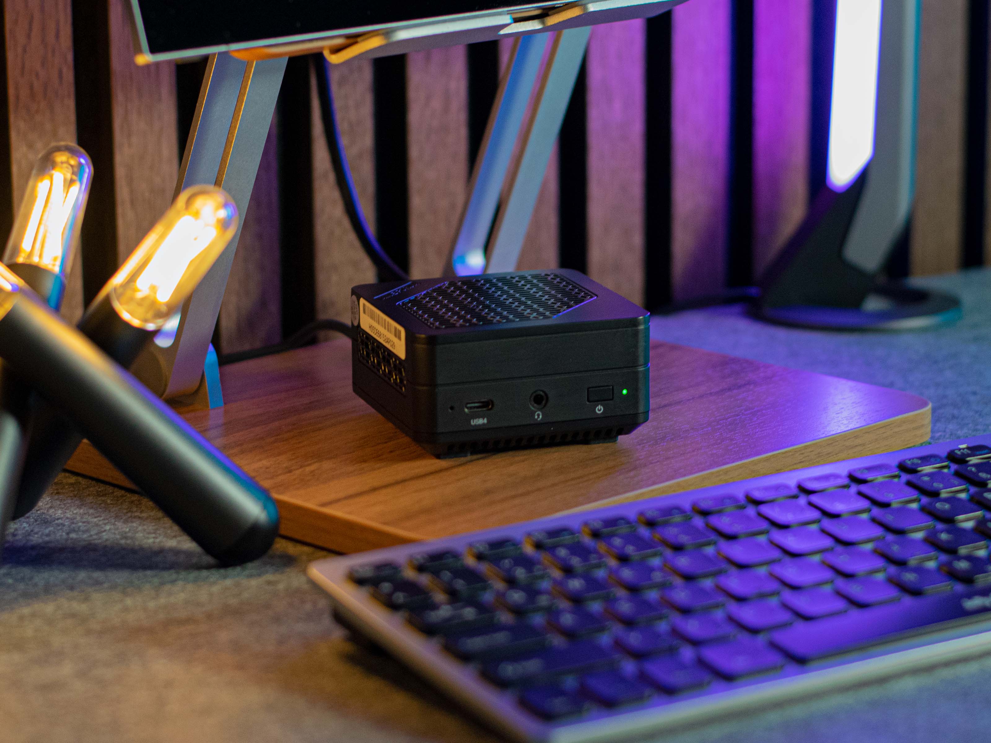 Minisforum Mercury Series EM680 review: An astoundingly small mini PC with  a Ryzen 7 6800U and USB4 -  Reviews