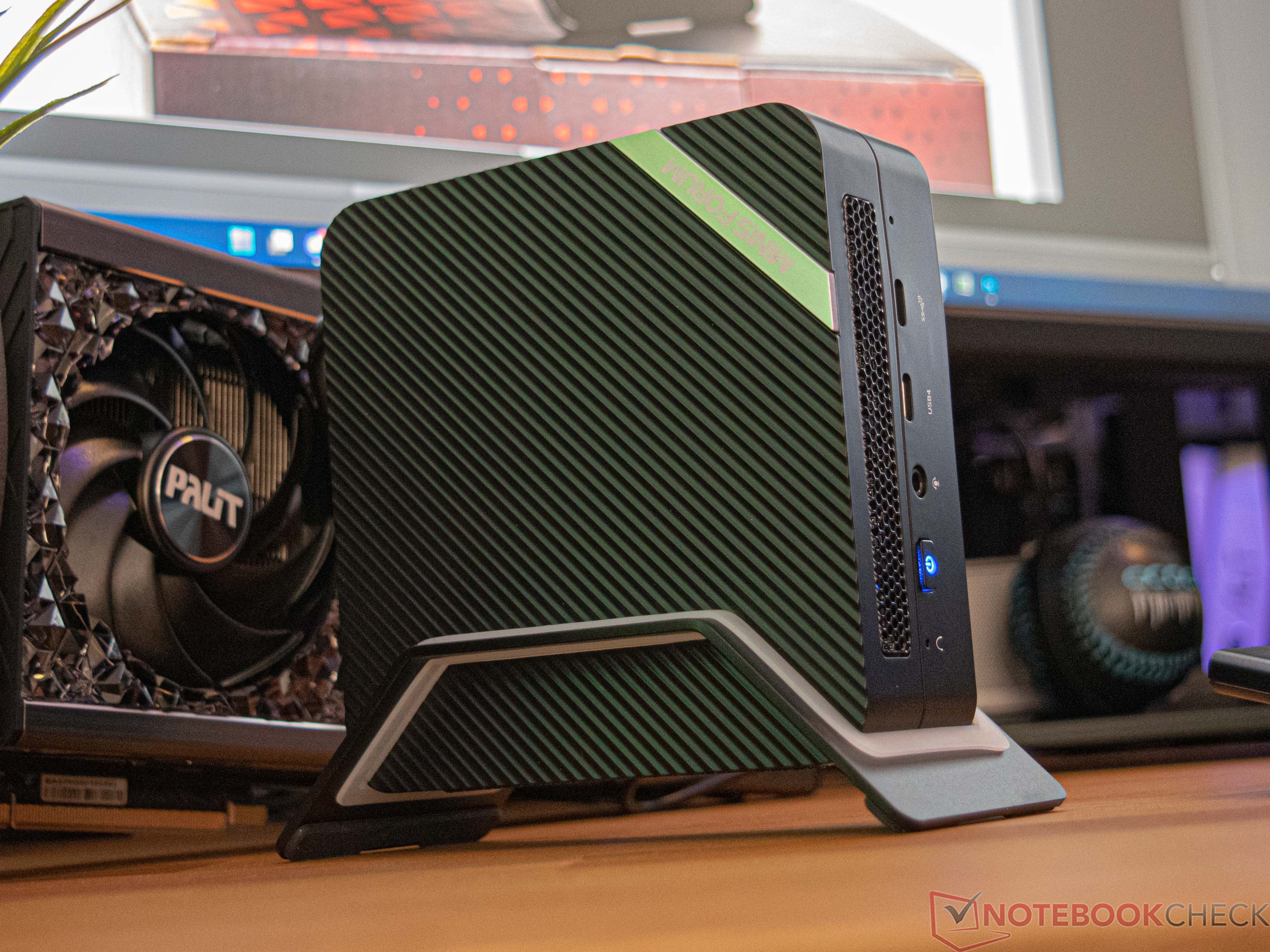 Minisforum Venus Series UM690 desktop review: small office PC with Ryzen 9 6900HX and USB4