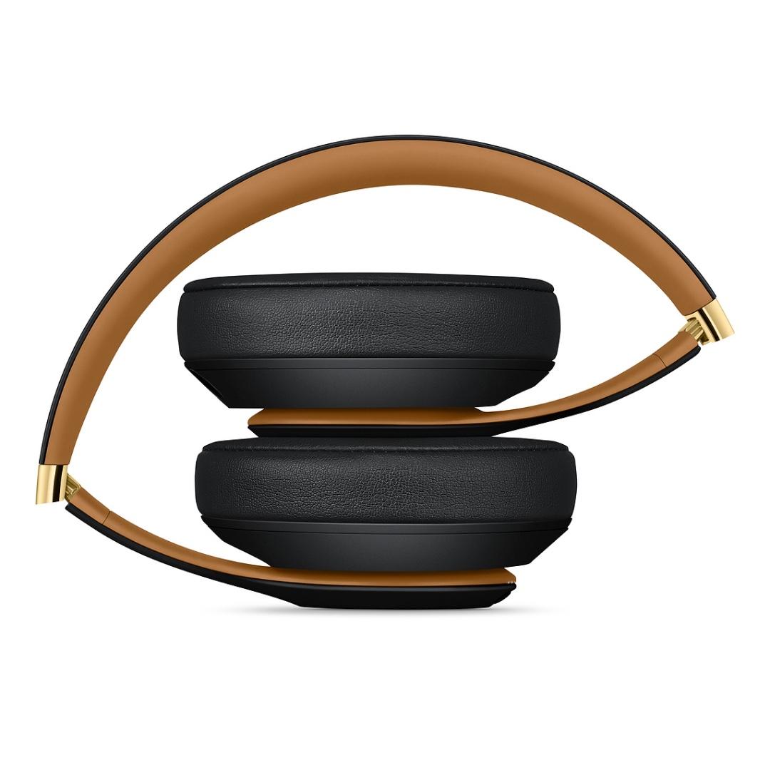 Airpods hotsell studio 2020