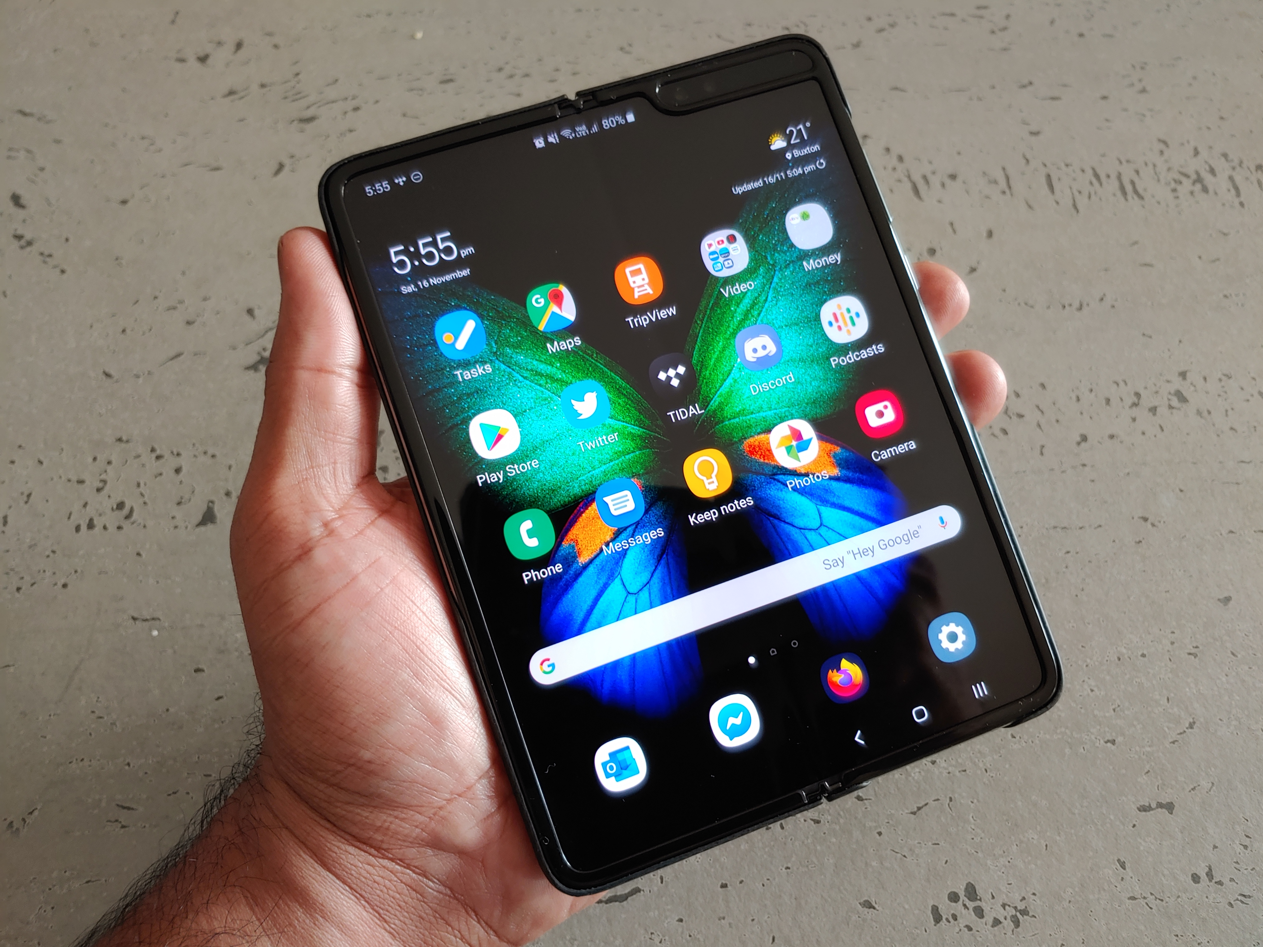 Samsung finally adds DeX support to Galaxy Fold with November security