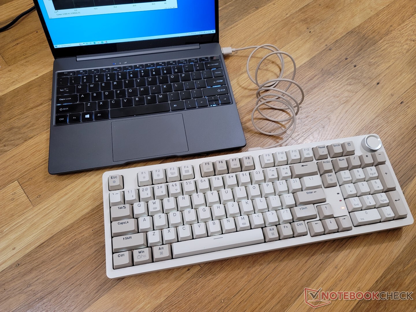 JamesDonkey RS2 is a modern wireless mechanical keyboard with a retro 90s  look -  News