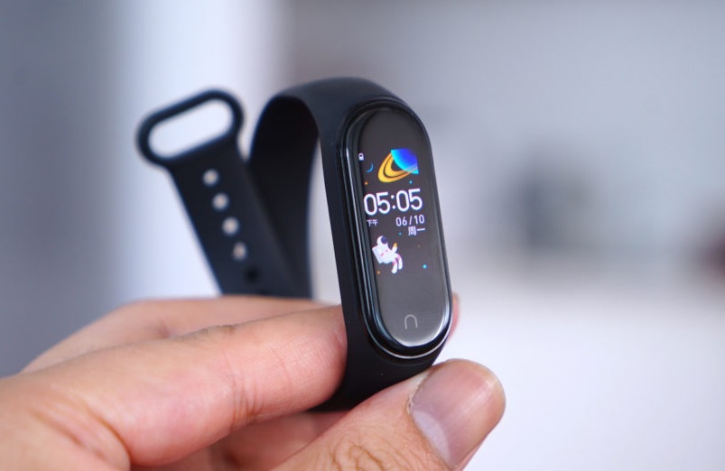 New real-life pictures of the just launched Xiaomi Mi Band 4 show