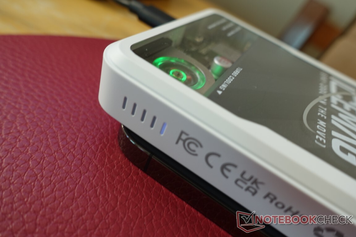 Sharge ICEMAG wireless power bank hands-on review: Light up your new iPhone  -  News
