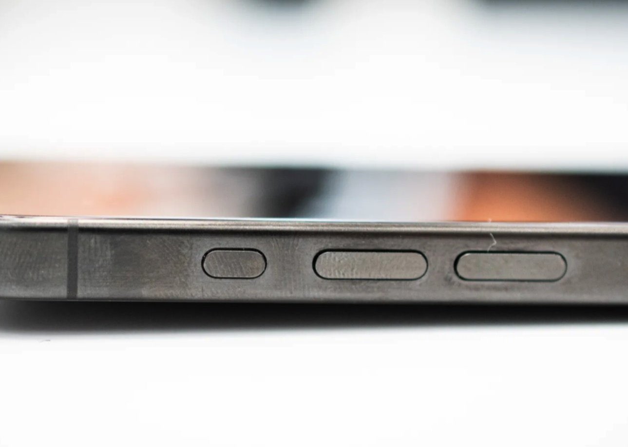 iPhone 15 Pro-series titanium frame said to be extreme fingerprint magnet -   News