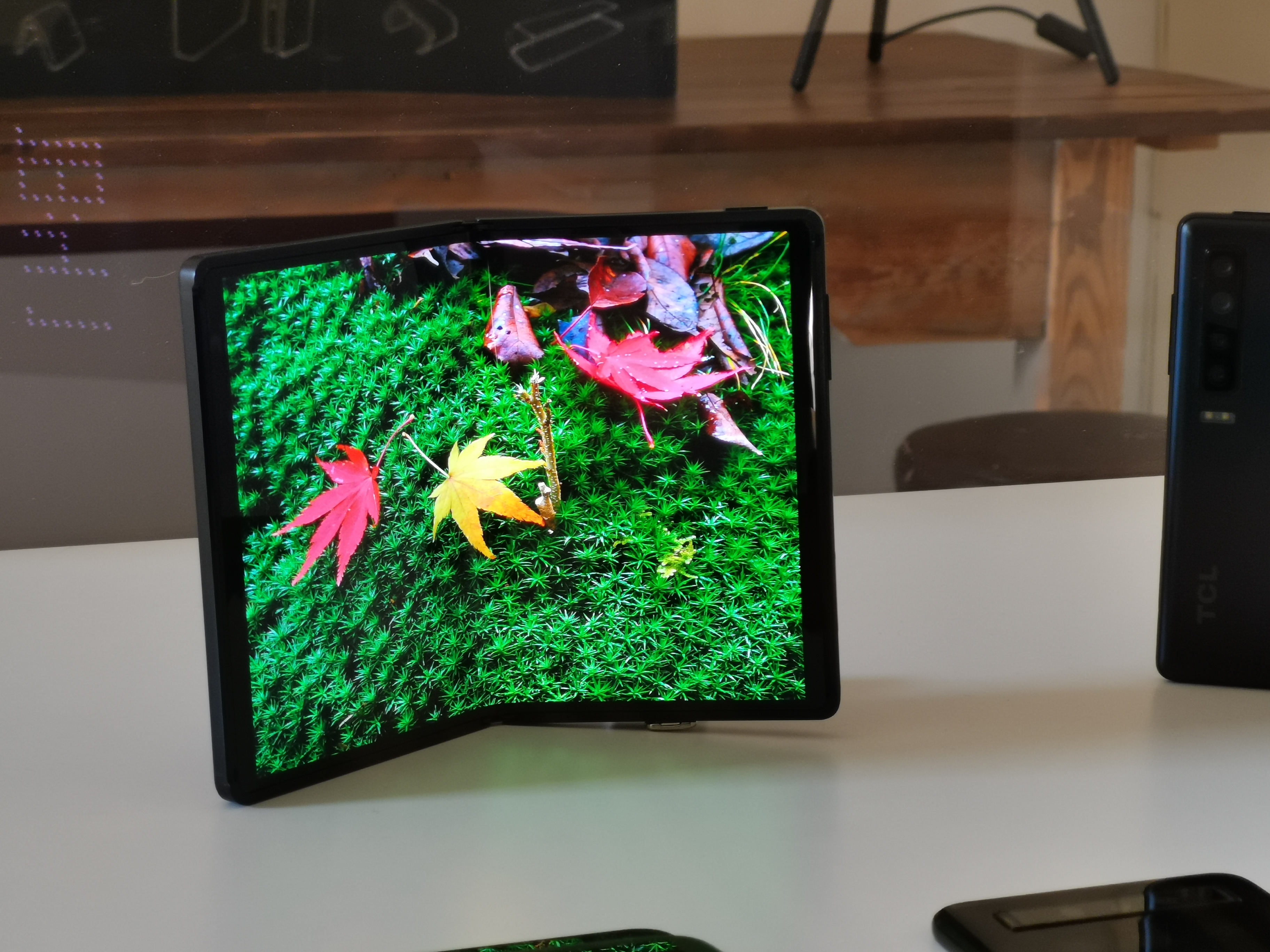 TLC's folding prototypes make it to MWC - Notebookcheck News