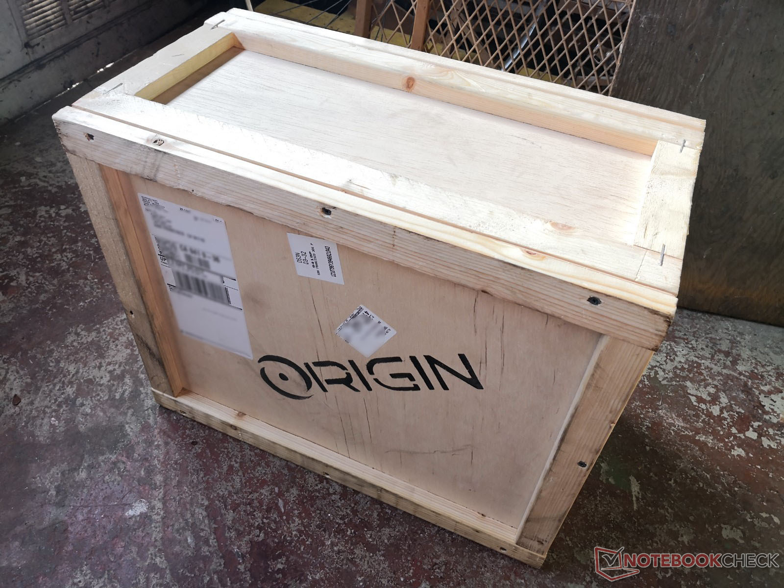 Origin PC ships its PCs in cool wooden crates - NotebookCheck.net News A Manufacturer Ships Its Product In Boxes With Edges