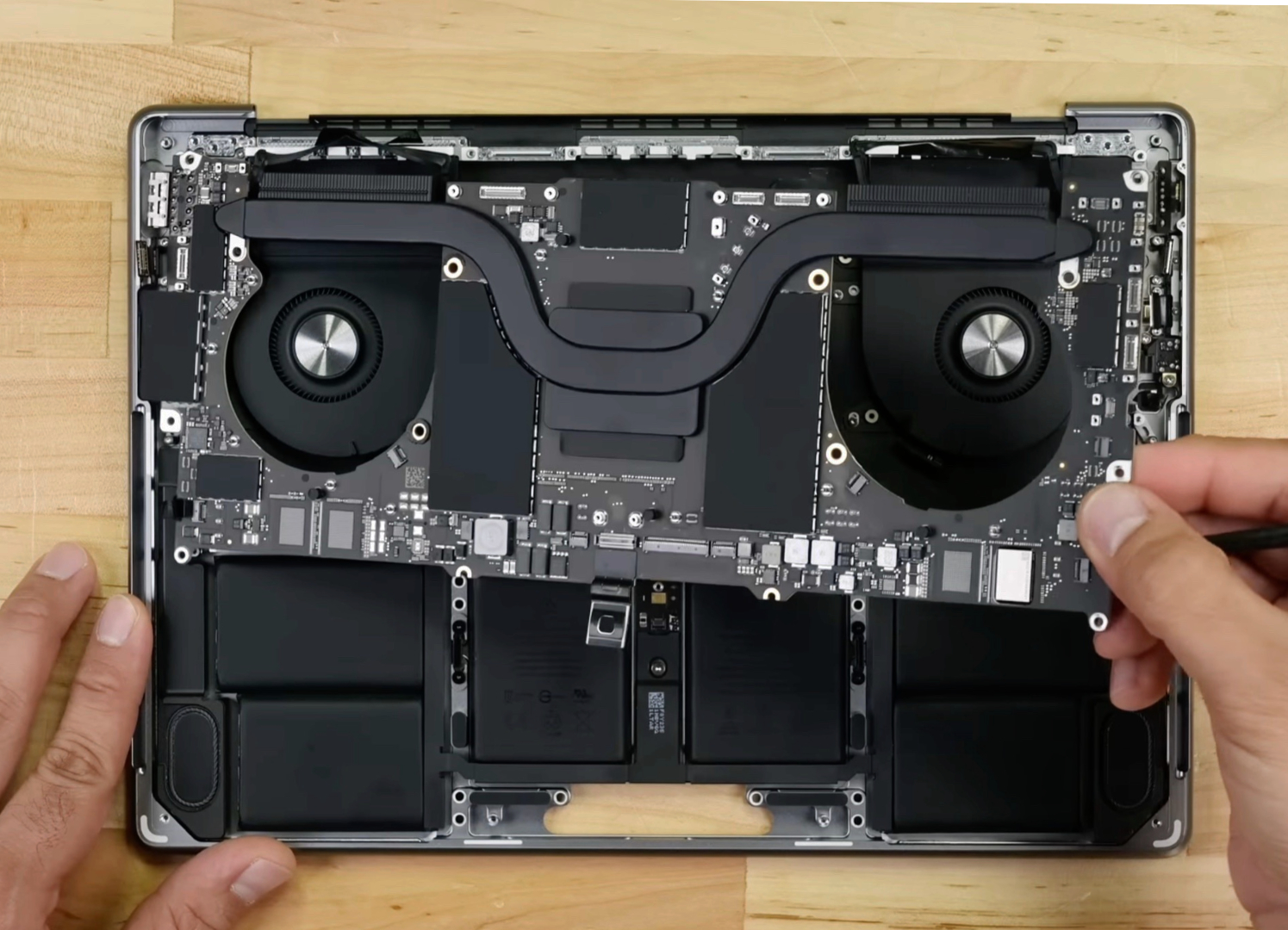 Apple MacBook Pro 14: Teardown video shows changes for M2 Pro 