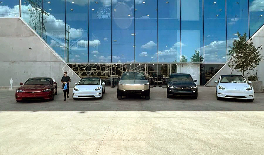Cybertrucks towed by RAM get ‘howdy’ at Love’s truck stop and pose for first Tesla family portrait