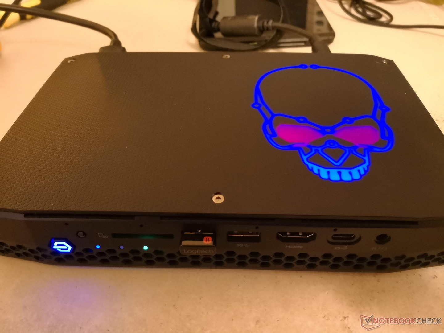 コンディション良好Intel Nuc 8 HADES CANYON