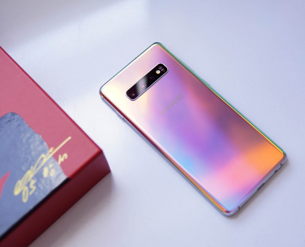 Samsung s10 год. Samsung s10+. Samsung s10 Plus Prism Silver. Samsung Galaxy s10+ цвета. Samsung Galaxy s10+ Silver.