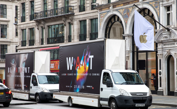 Huawei trucks stopping in front of an Apple Store (Image source: The Inquirer)