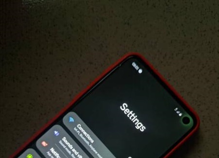 The Samsung Galaxy S10 series may also suffer from a green tint display issue