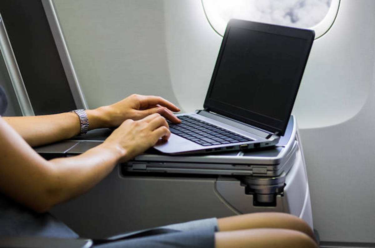 Ноутбук в победе можно. Ноутбук в самолете. Ноутбук ноутбук в самолете. В самолете с ноутом. Макбук в самолете.