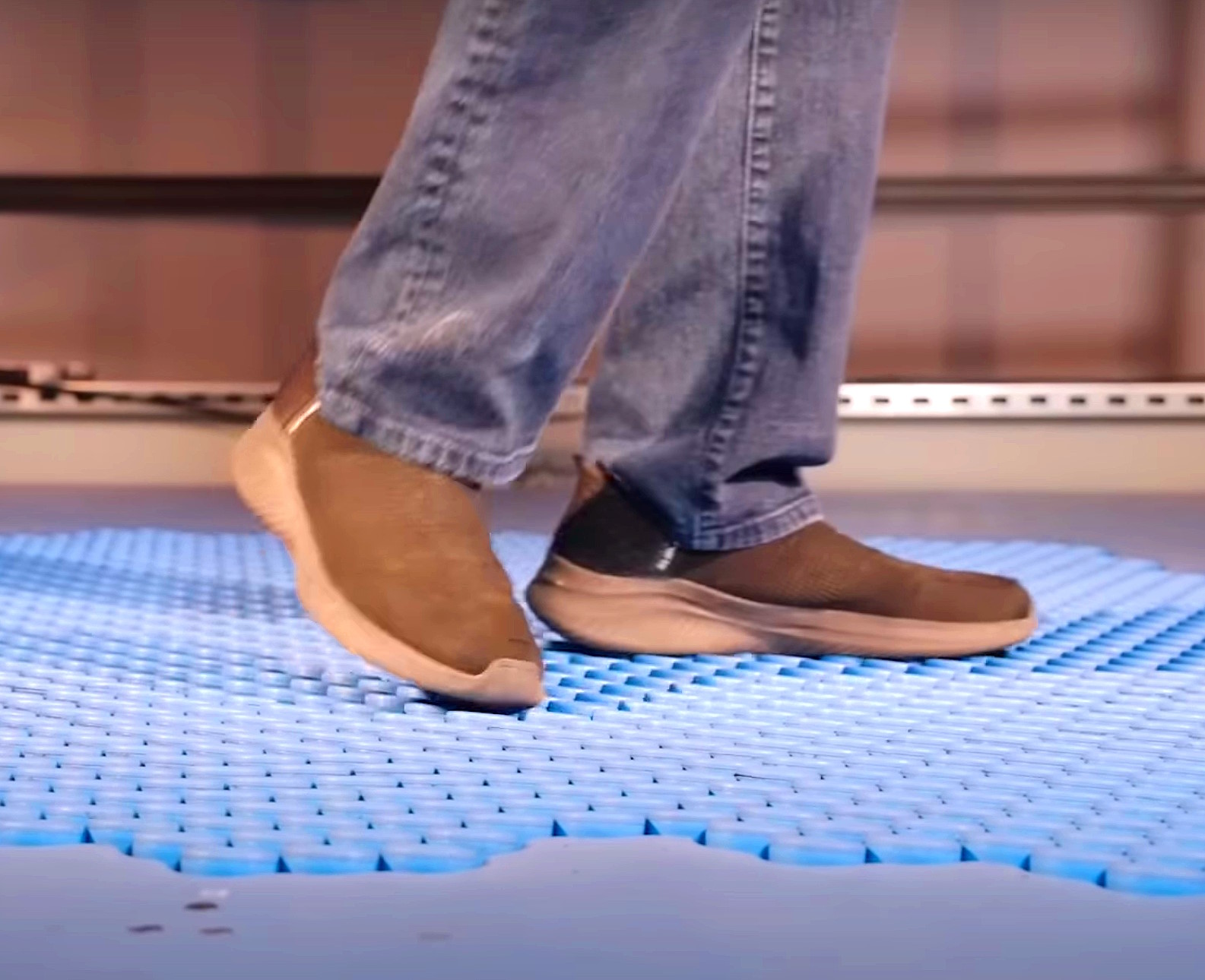 Disney Imagineer Lanny Smoot unveils Holotile – a multi-person, VR walking treadmill prototype