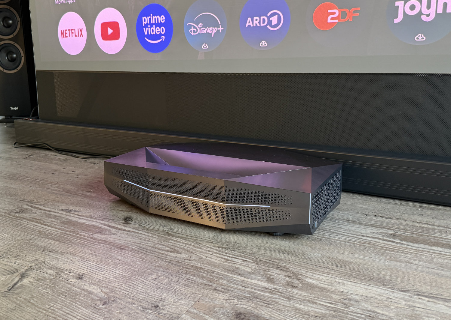 Laser TV as an XXL alternative to the TV: AWOL Vision Aetherion Max review