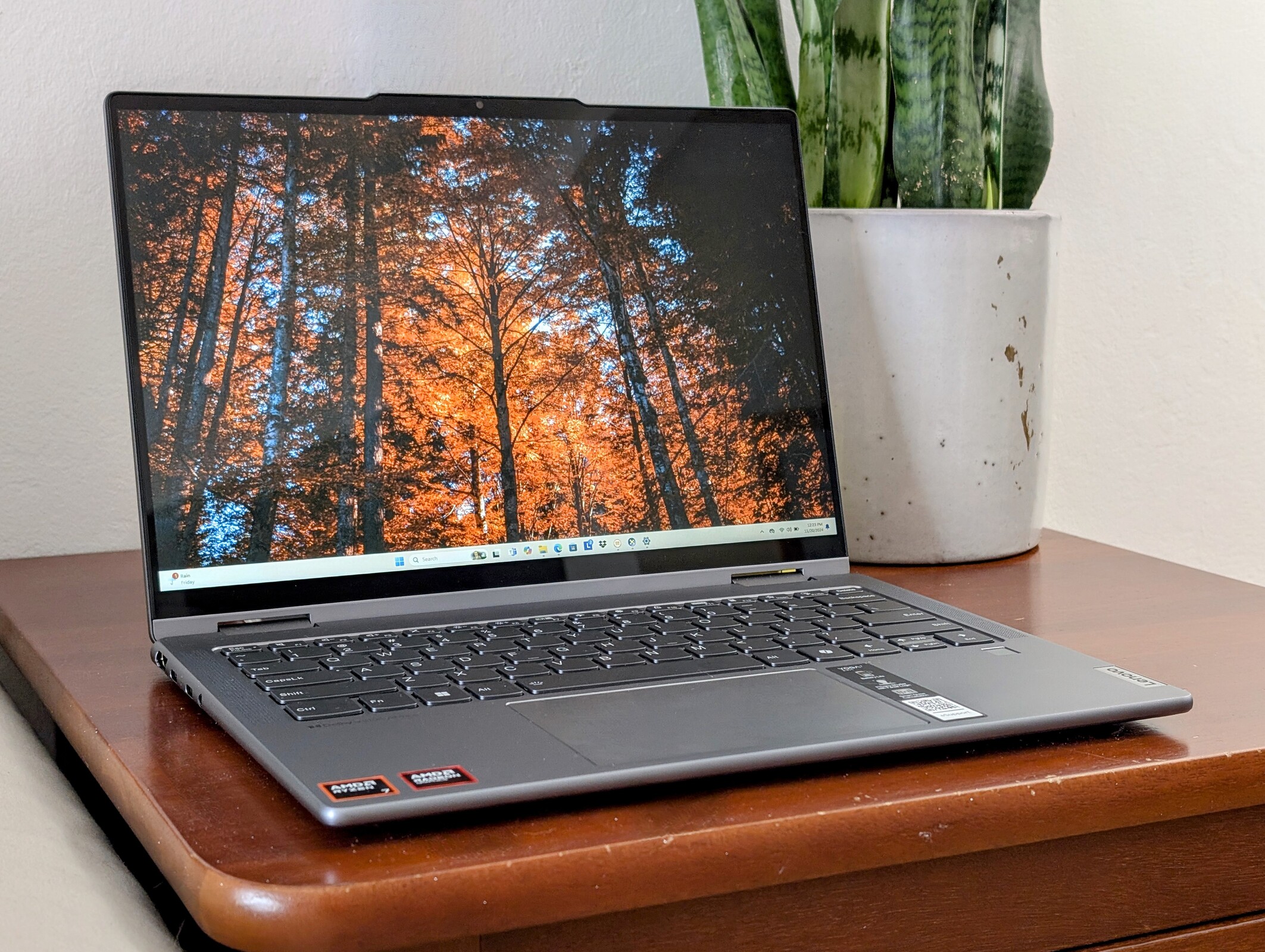 Lenovo Yoga 7 14 convertible with Ryzen 7 8840HS discounted
