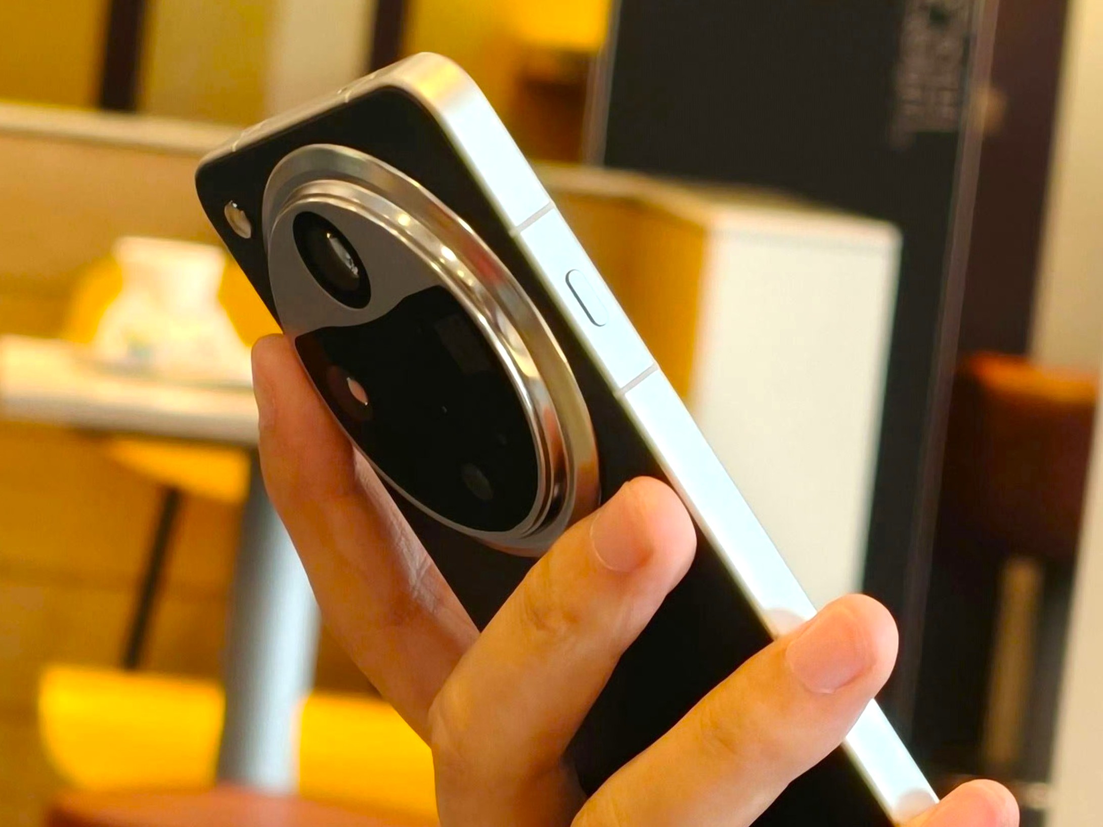 Find X8 Ultra: Front side of Oppo's Hasselblad camera flagship compared to iPhone 16 Pro - Notebookcheck.net