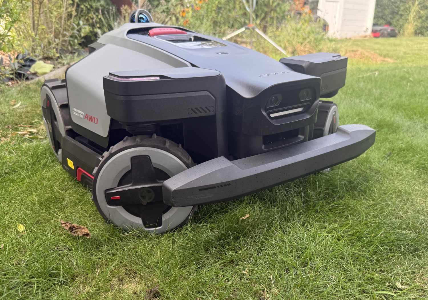 Flagship robotic lawn mower with optional edge-cutting module: Roborock RockMow Z1 LiDAR review