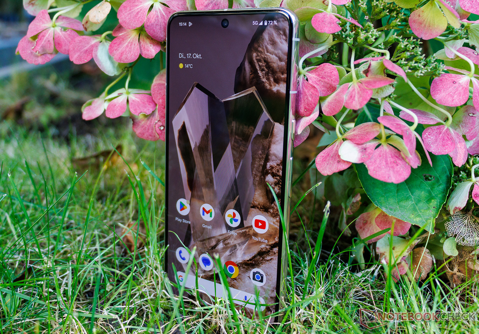 Google Pixel 8 and Pixel 8 Pro receive almost 40 bug fixes with latest