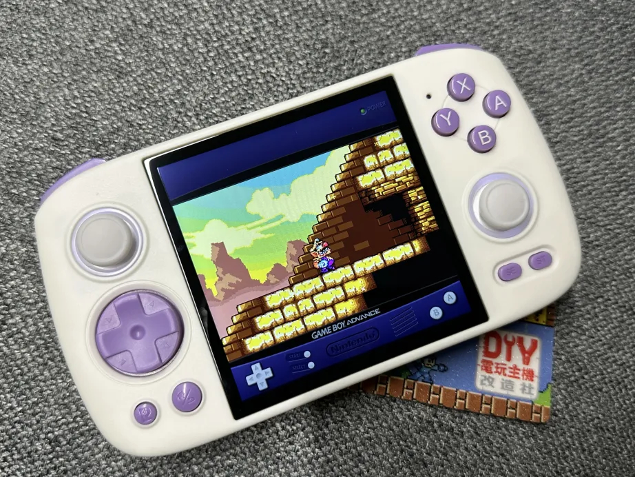 Anbernic RG Cube: Small retro gaming handheld detailed Anbernic RG Cube: Small retro gaming handheld detailed