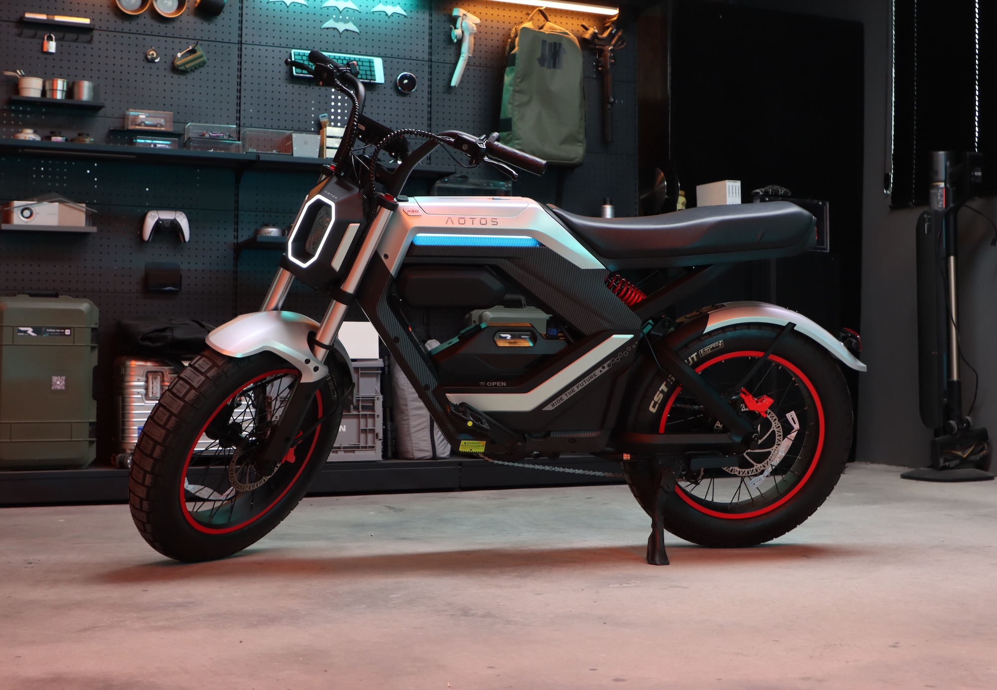 Powerful AOTOS Flux X26 e-moto can make wheelies thanks to 2,000 watts and 110Nm