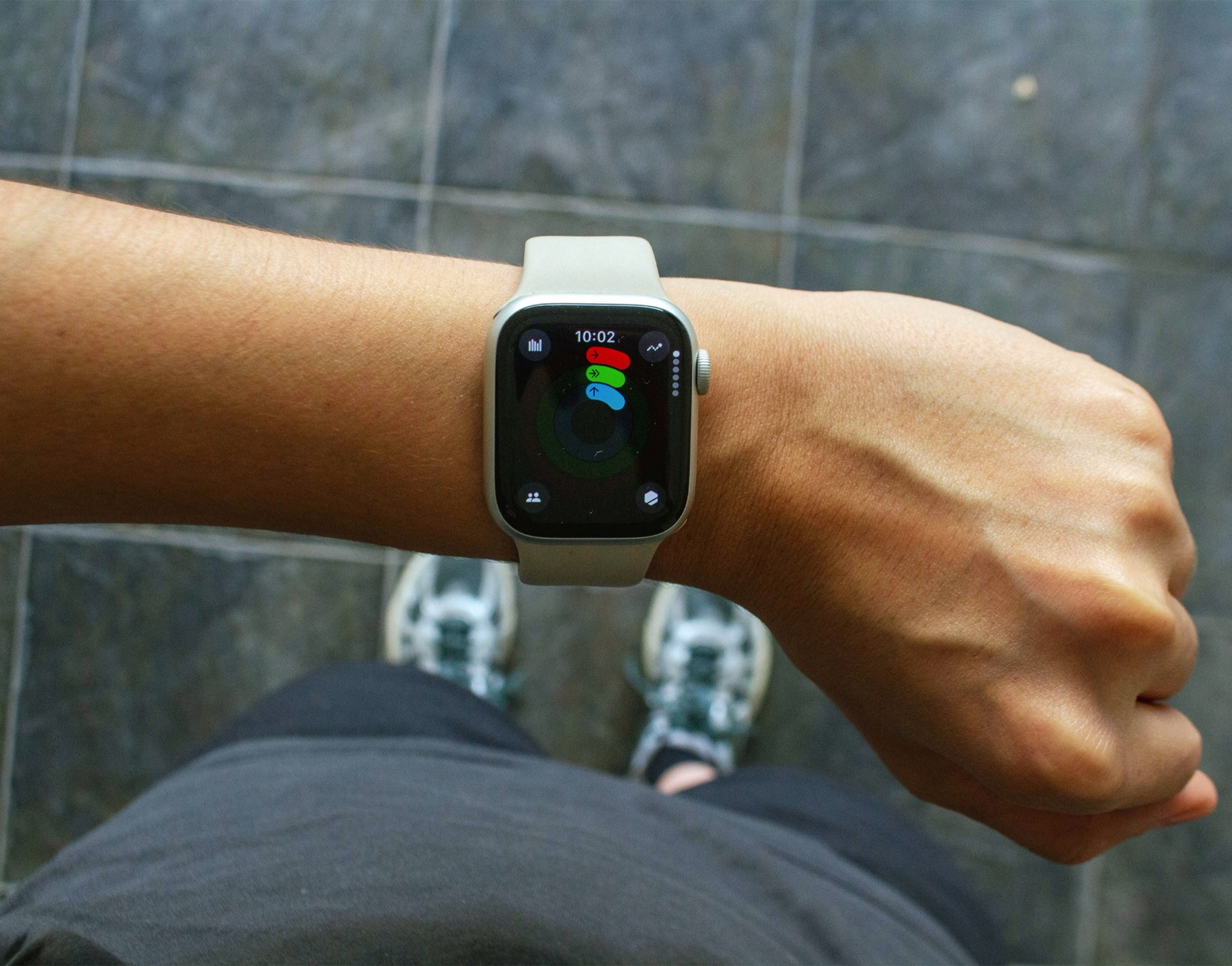 Rumors suggest Apple Watch with round display or no screen at all