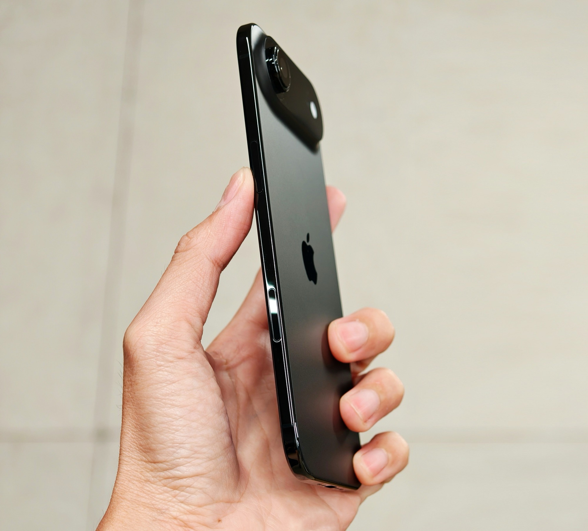 Apple iPhone 17 (Pro) selling much better than iPhone 16 (Pro) as iPhone Air struggles