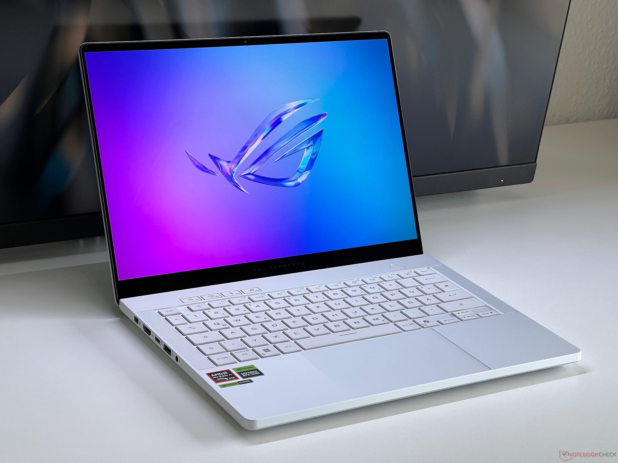 The 2025 Asus ROG Zephyrus G14 is a compact OLED gaming laptop with RTX 5070 Ti and AMD Ryzen AI 9 HX 370 (Image source: Andreas Osthoff)