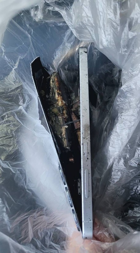 Burnt Samsung Galaxy S25 Plus (Image source: Chuizan's Samsung community forum)