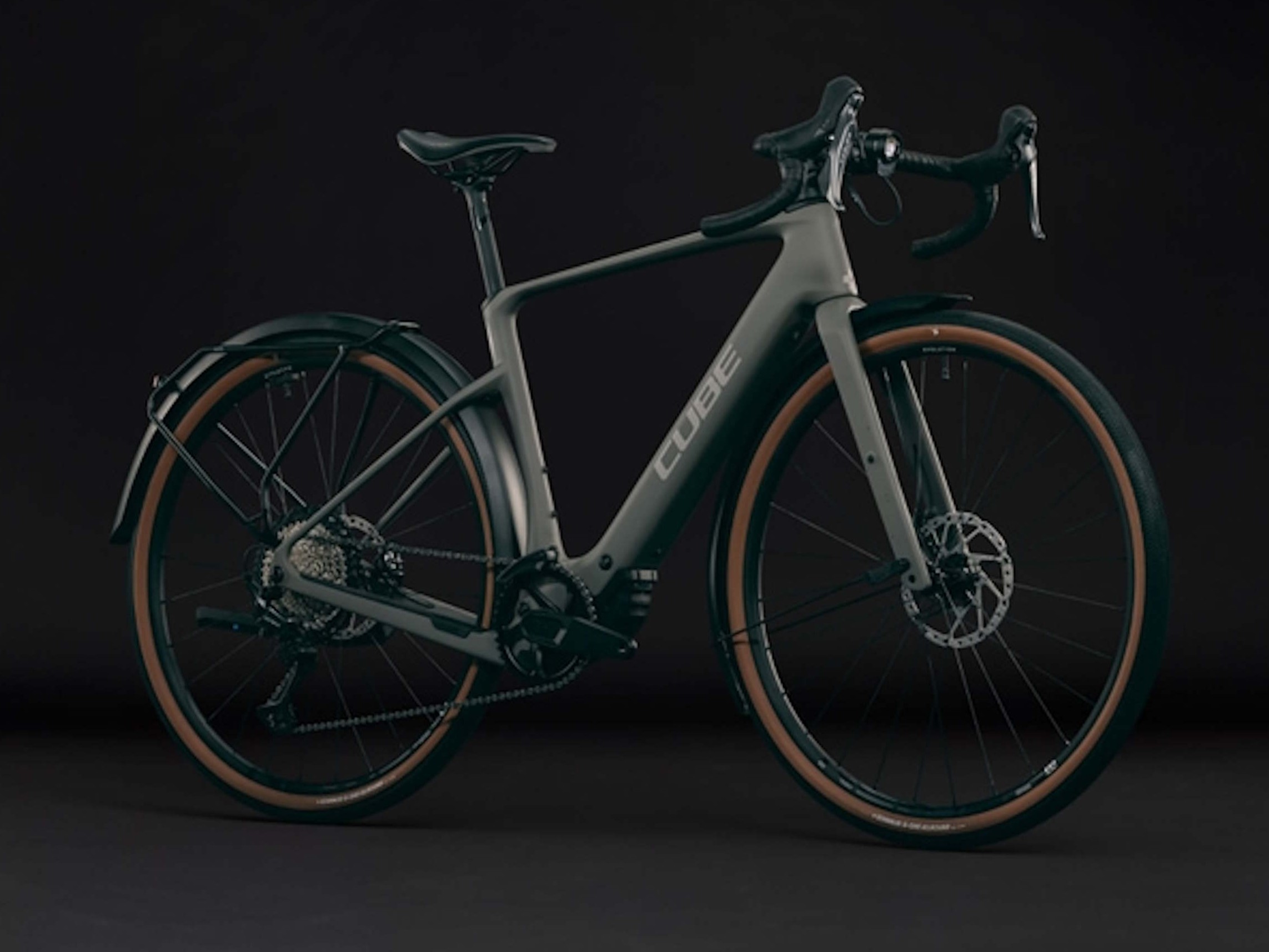 New e-gravel bike features carbon frame, weighs just 34 lbs despite Bosch mid-drive motor and rack