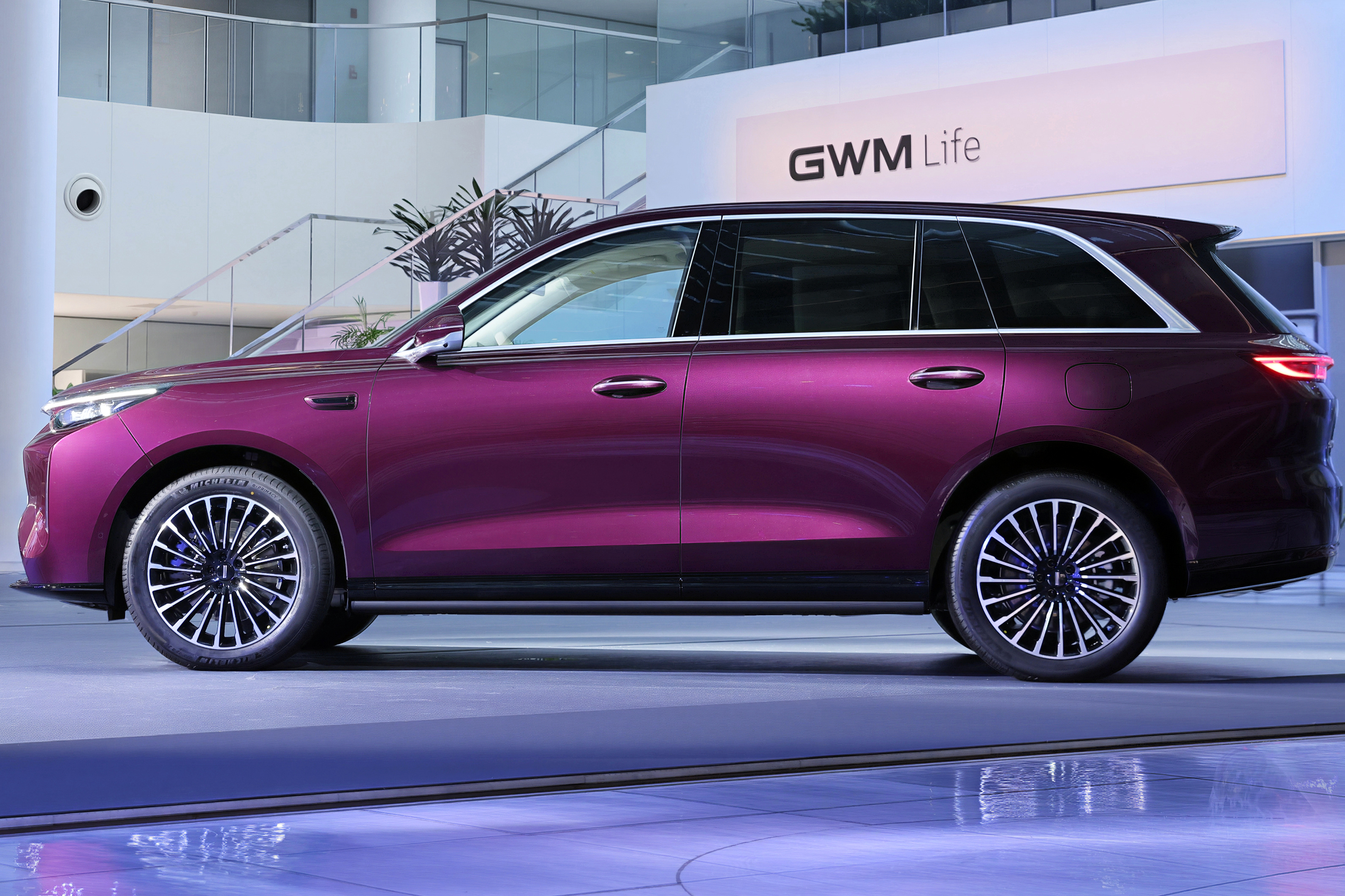 New hybrid SUV offers 1,030 miles of range and charges in 9 minutes