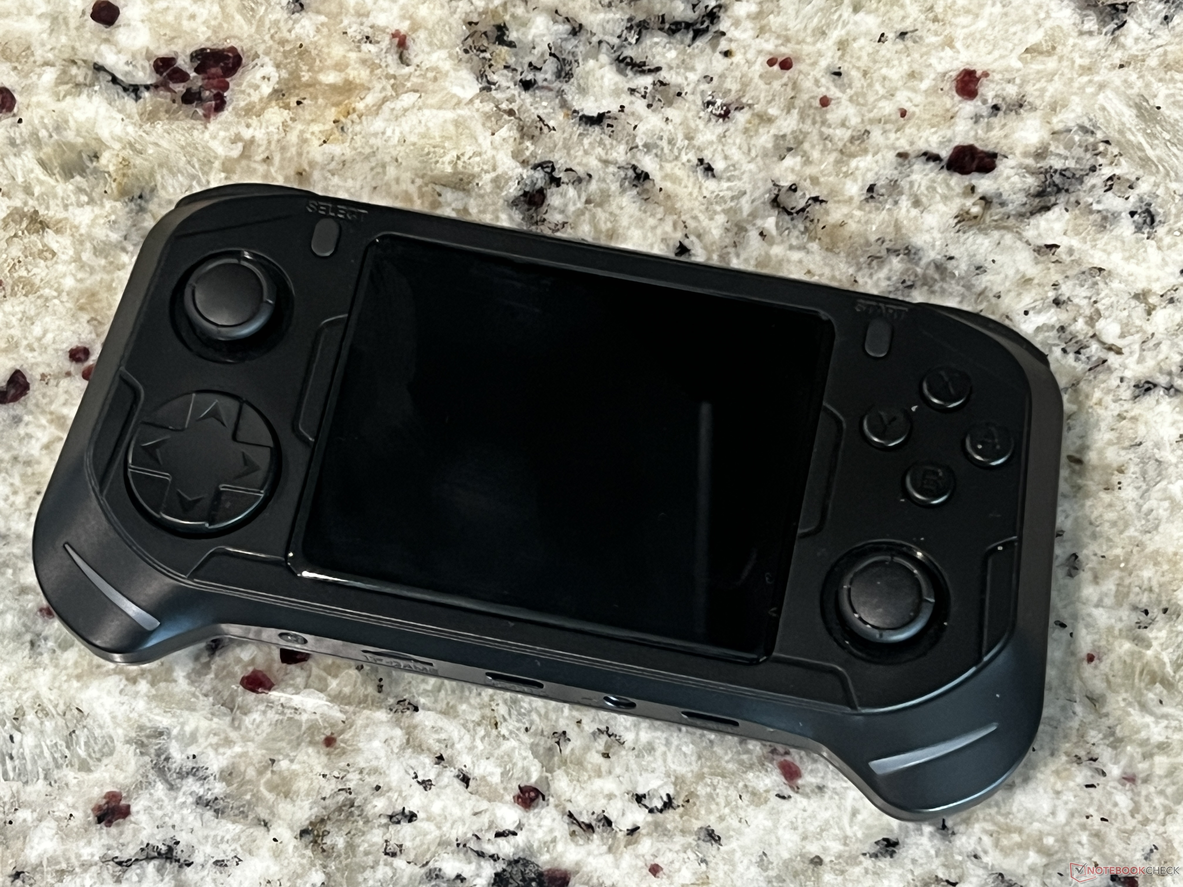 Abxylute E1 Dual-OS retro handheld hands-on