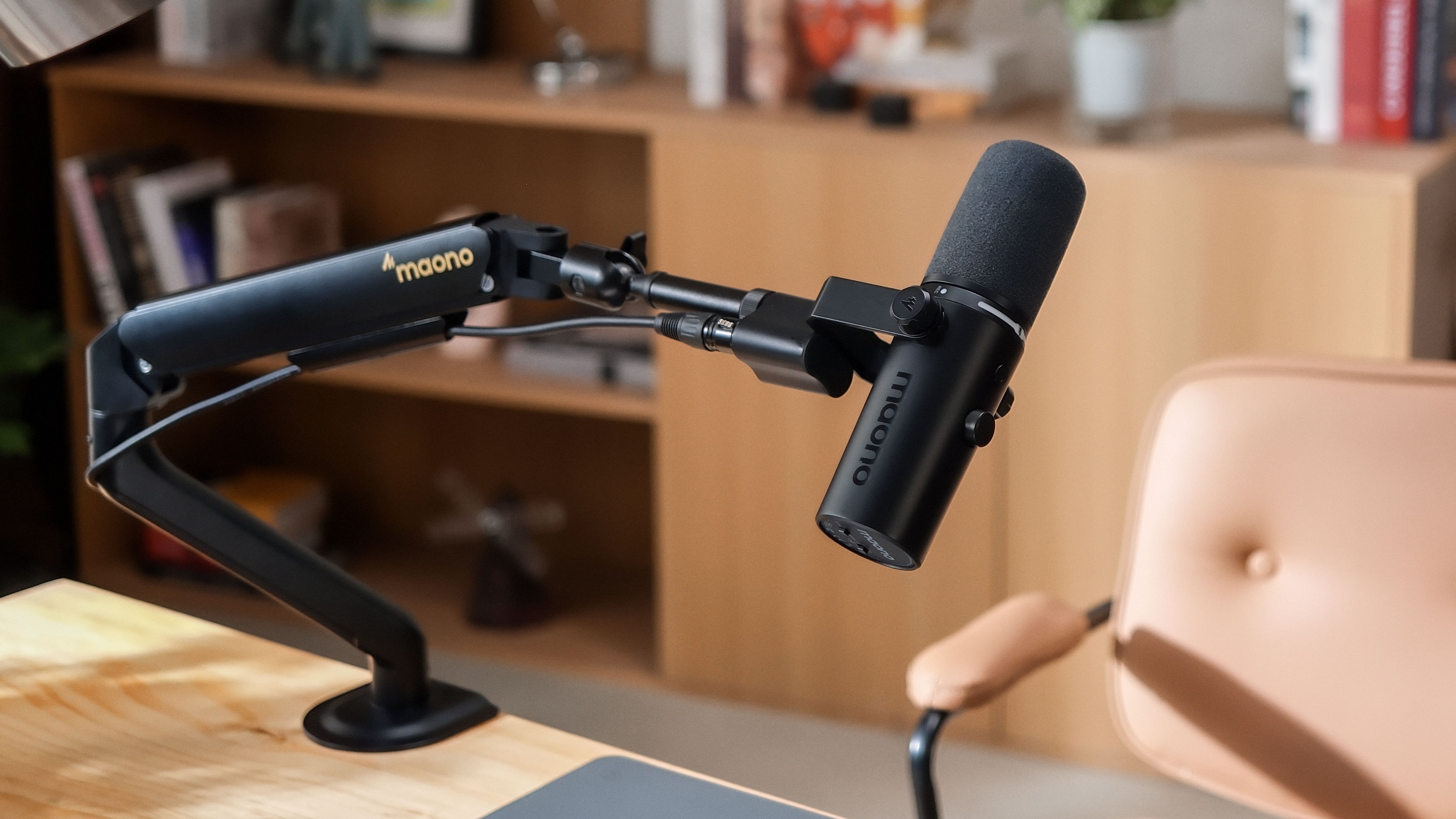 Maono unveils PD500W AI hybrid microphone for wireless live streaming with 32-bit float audio and built-in recorder