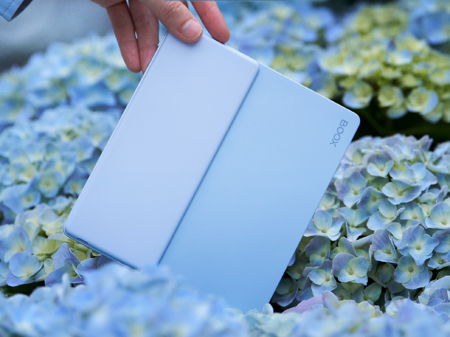 Onyx's Boox Leaf5+ eReader tries to fill the hole left by the Kindle Oasis