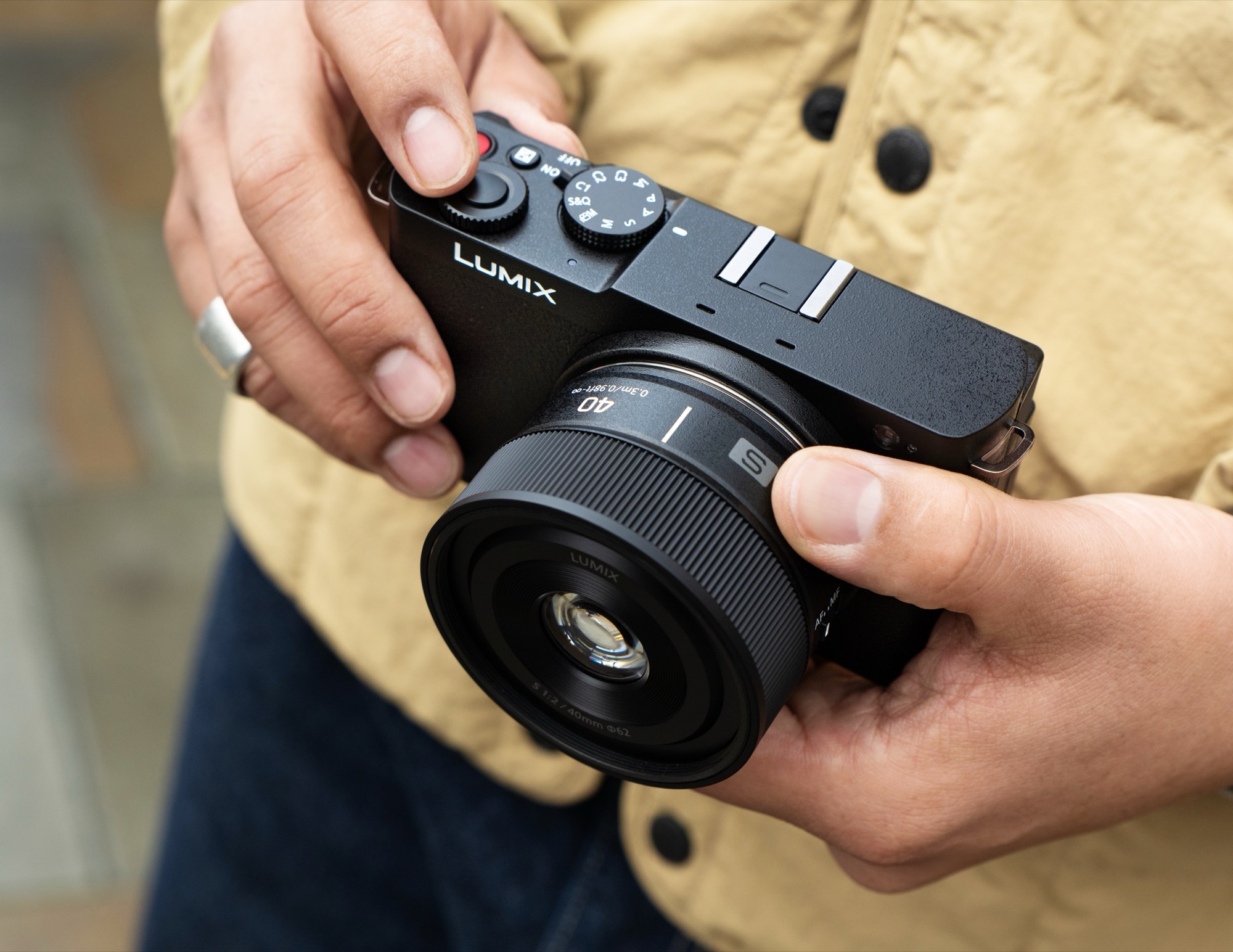 Panasonic unveils 144g lightweight full-frame lens for $399