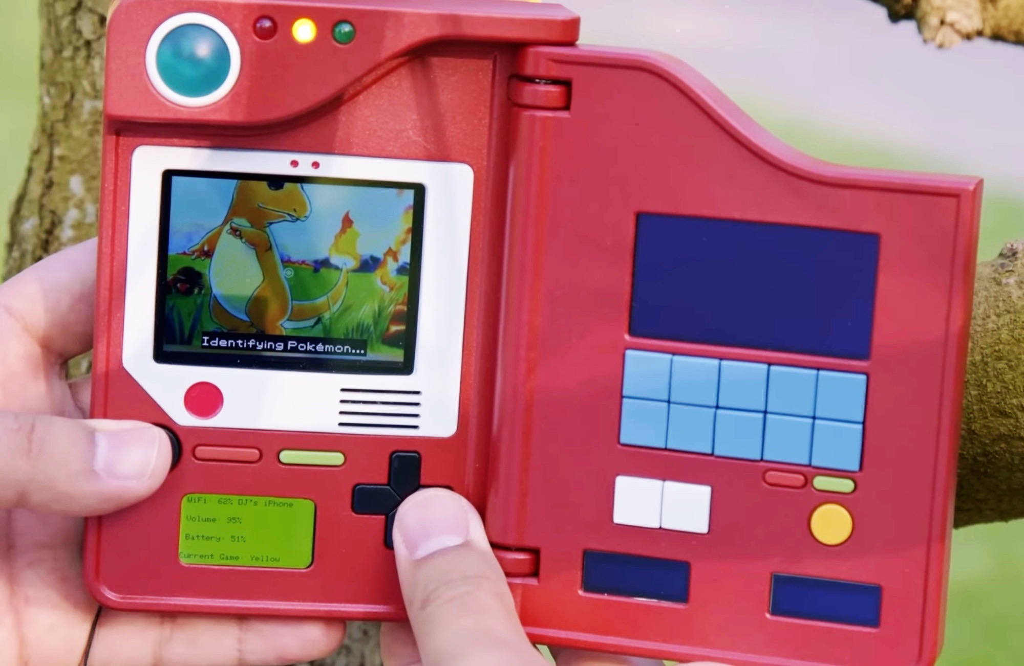 Pokédex with 5 screens and Raspberry Pi recognizes Pokémon through a camera