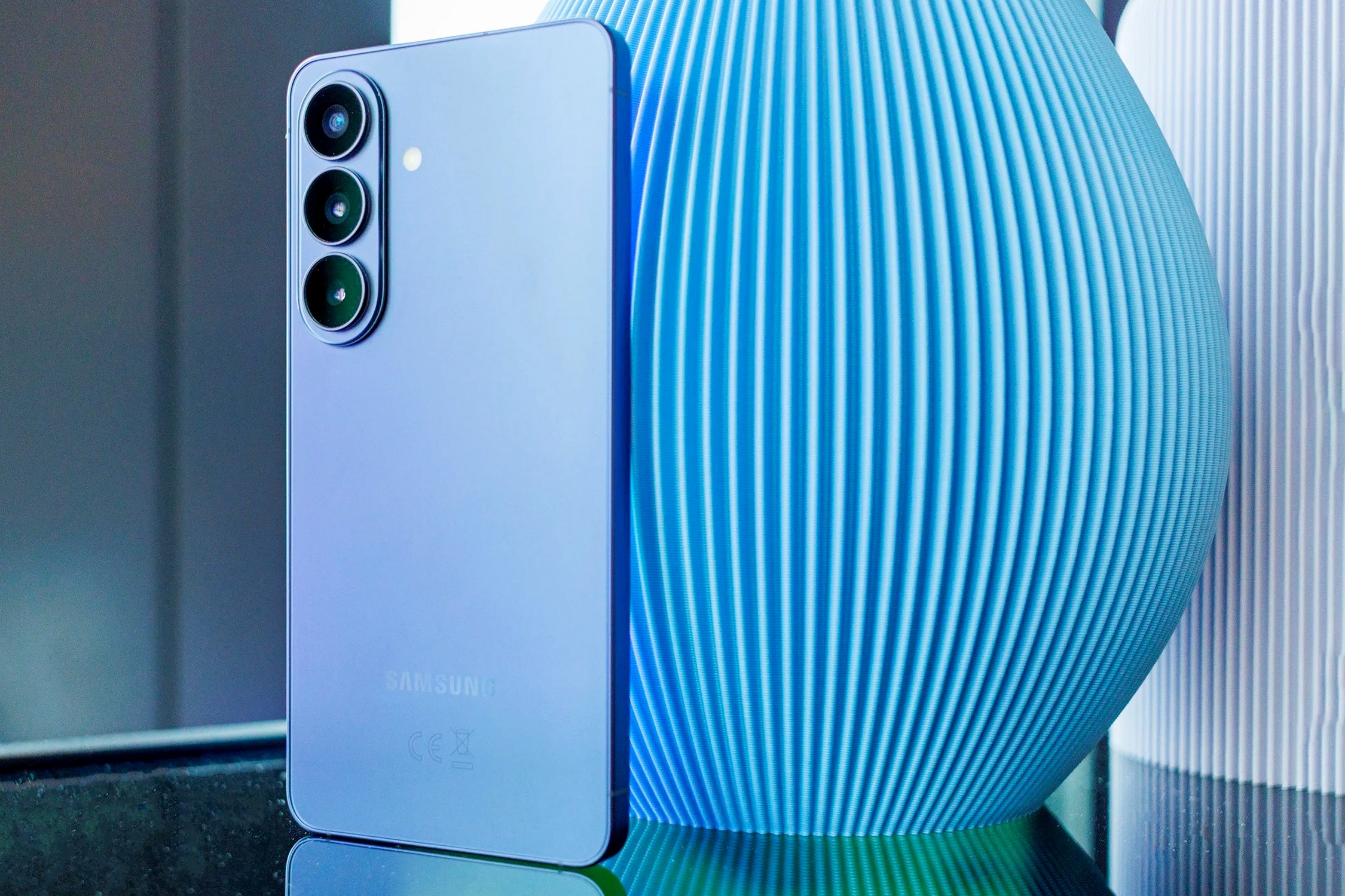 Why smartphone shoppers are suddenly buying iPhone 17 and Galaxy S26